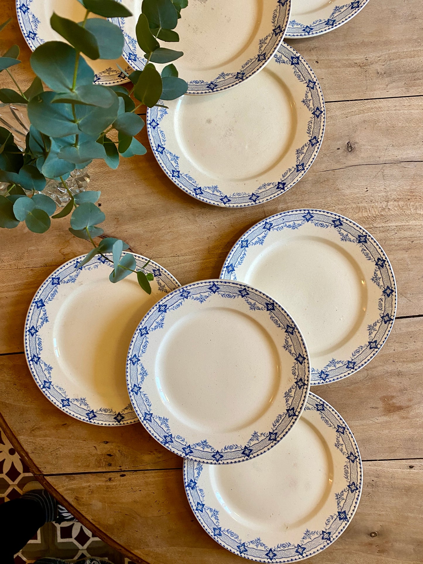 Lot de 8 assiettes plates anciennes en terre de fer - Lavoisier de Choisy le Roi