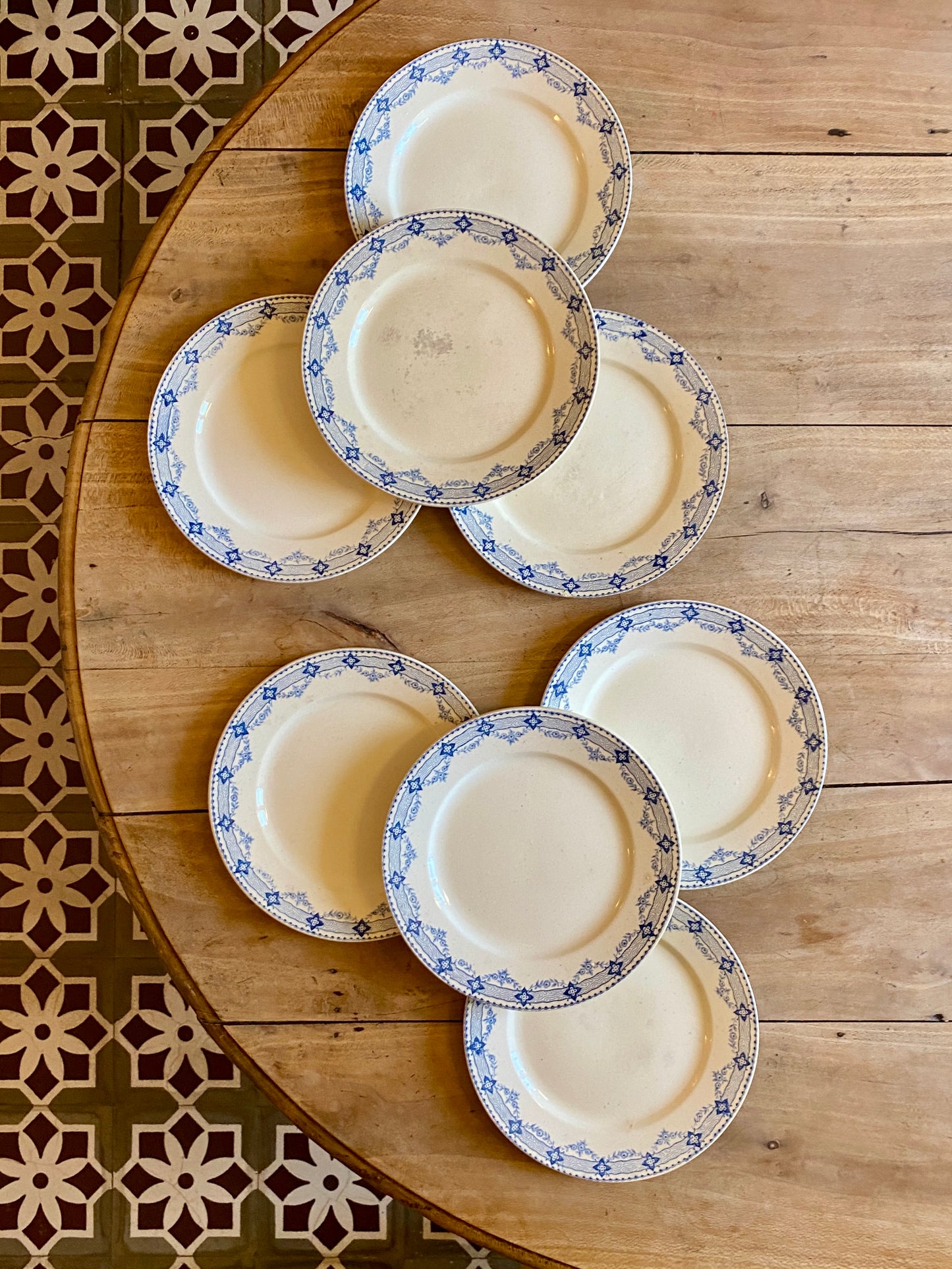 Lot de 8 assiettes plates anciennes en terre de fer - Lavoisier de Choisy le Roi