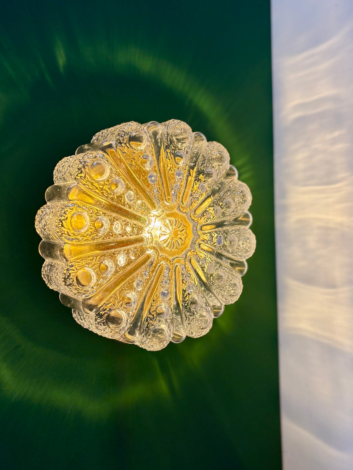 Applique/plafonnier globe vintage en verre moulé  (AX5)