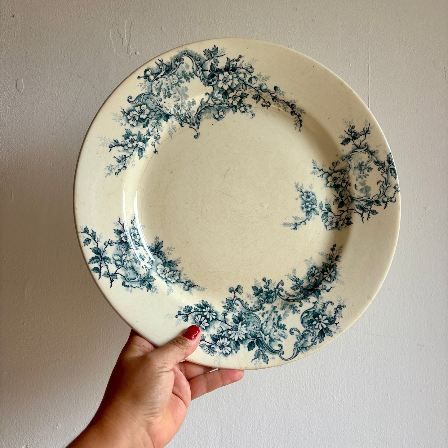 Plat rond ancien en terre de fer - Pompadour de Choisy le roi