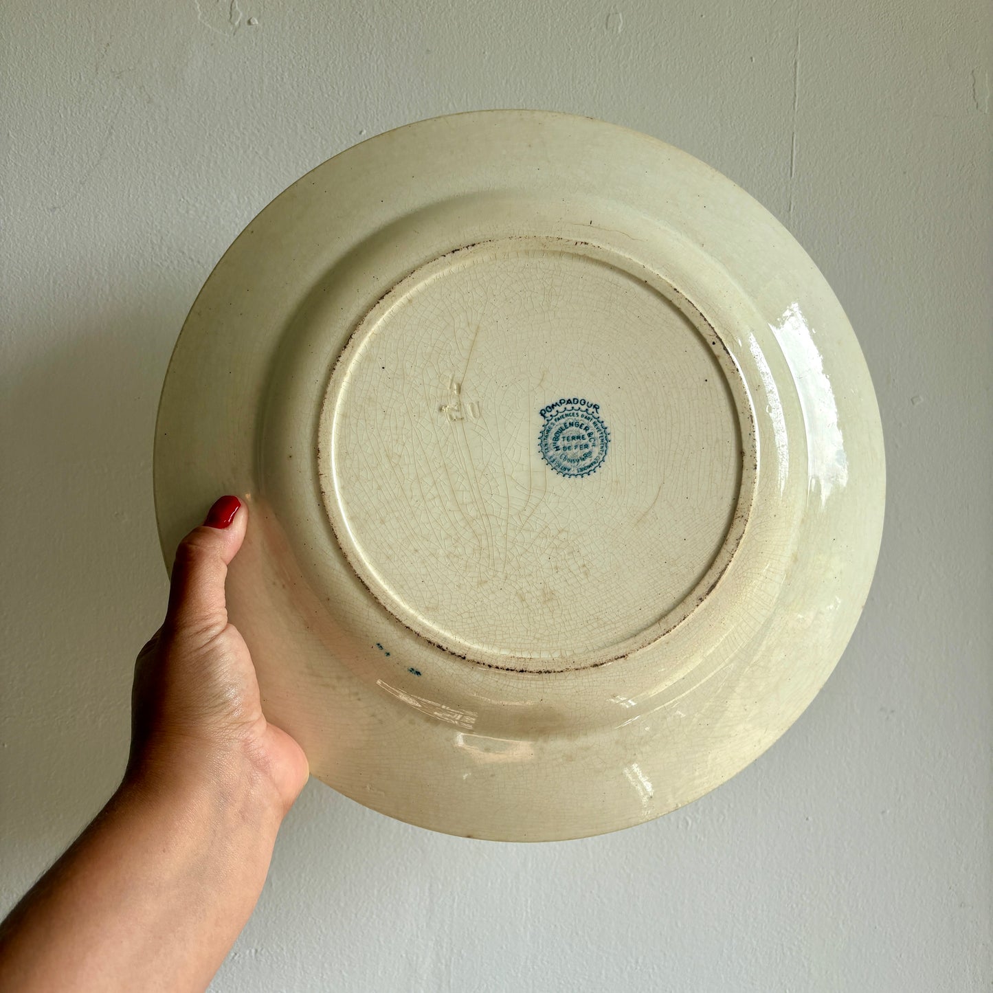 Plat rond ancien en terre de fer - Pompadour de Choisy le roi