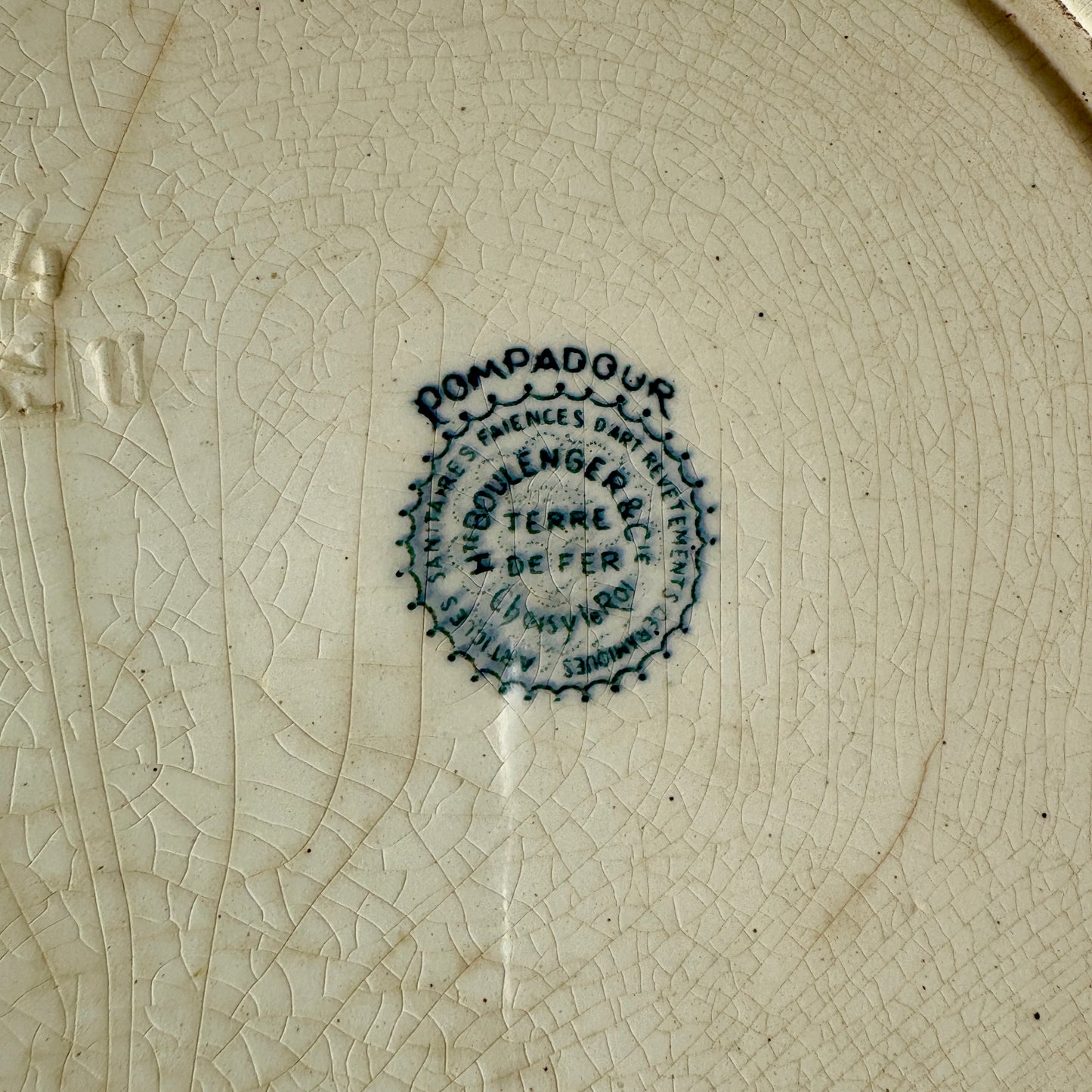 Plat rond ancien en terre de fer - Pompadour de Choisy le roi