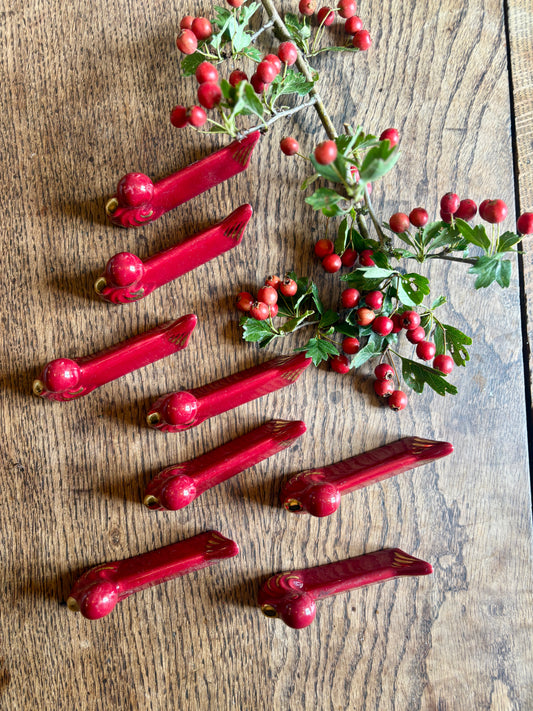 Lot de 8 porte couteaux vintage en barbotine en forme de canards rouges et dorés