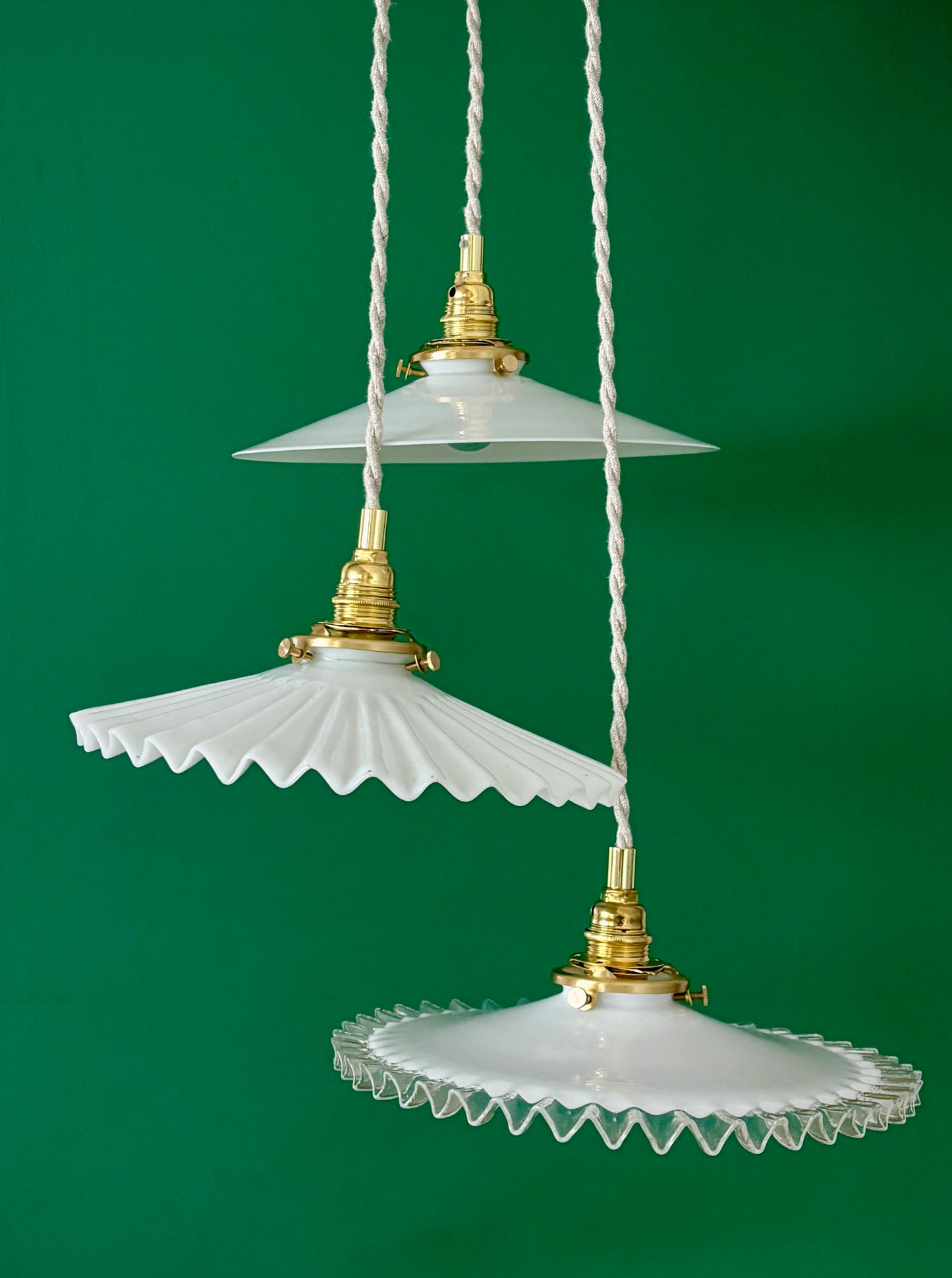 Suspension triple abat-jour vintage en opaline blanche