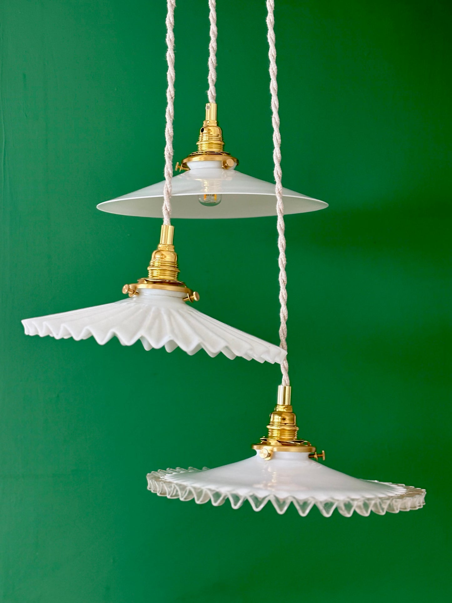 Suspension triple abat-jour vintage en opaline blanche