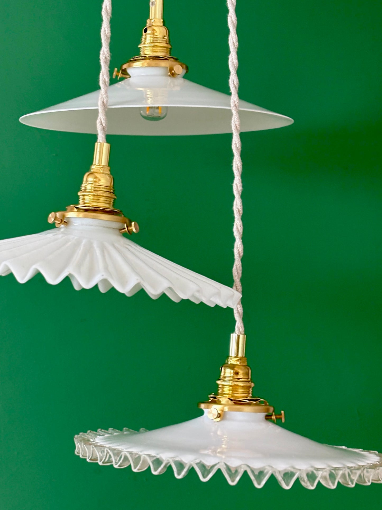 Suspension triple abat-jour vintage en opaline blanche