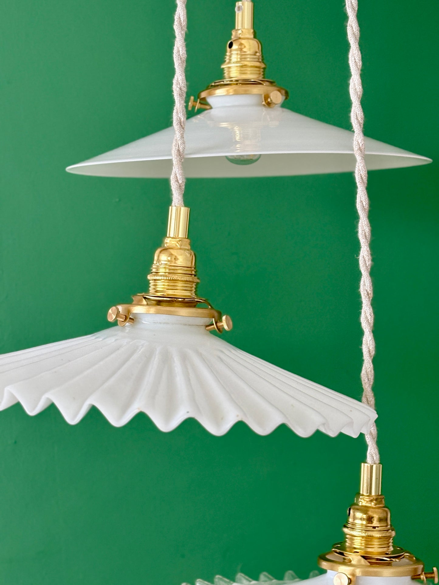 Suspension triple abat-jour vintage en opaline blanche