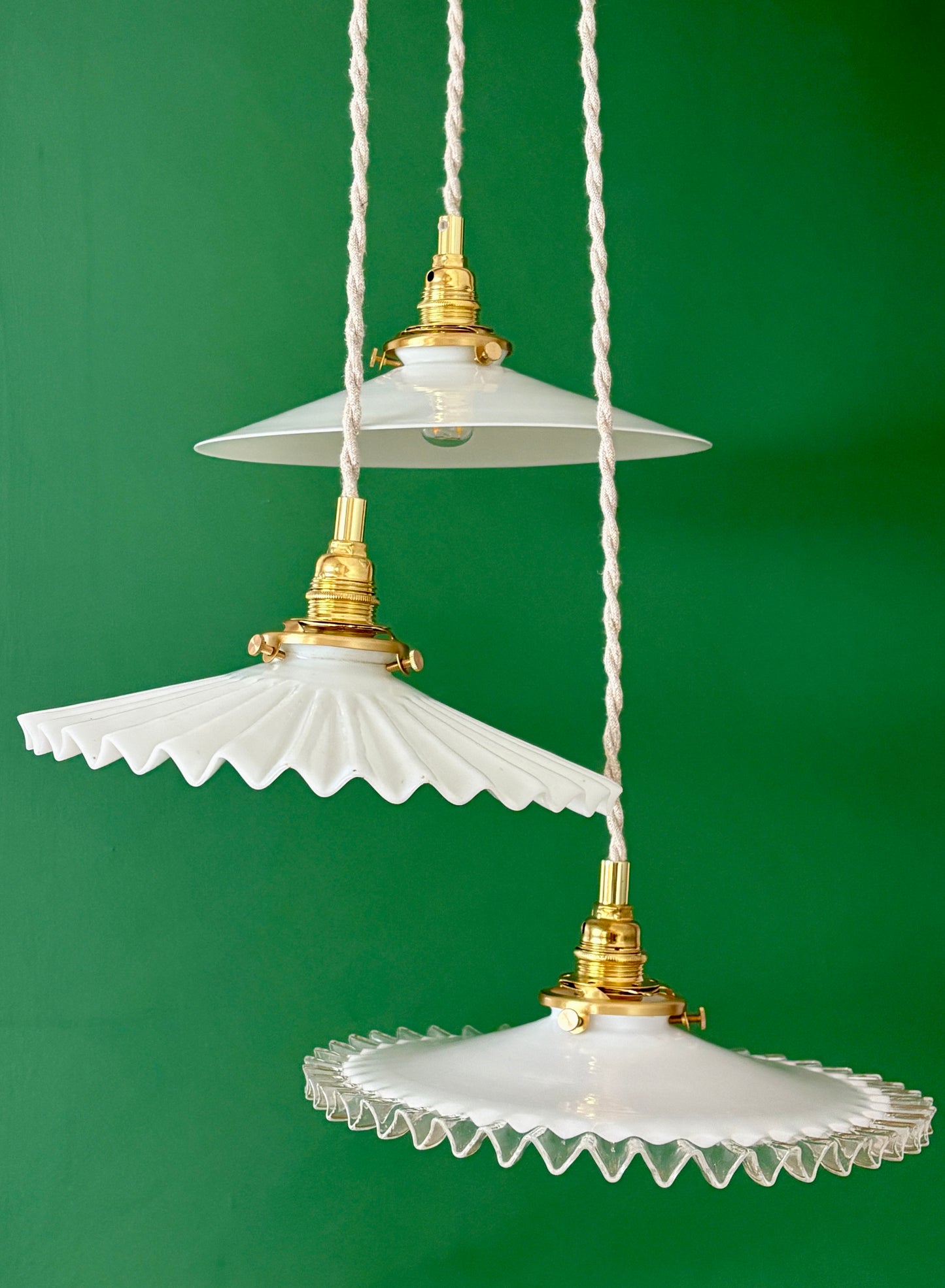 Suspension triple abat-jour vintage en opaline blanche