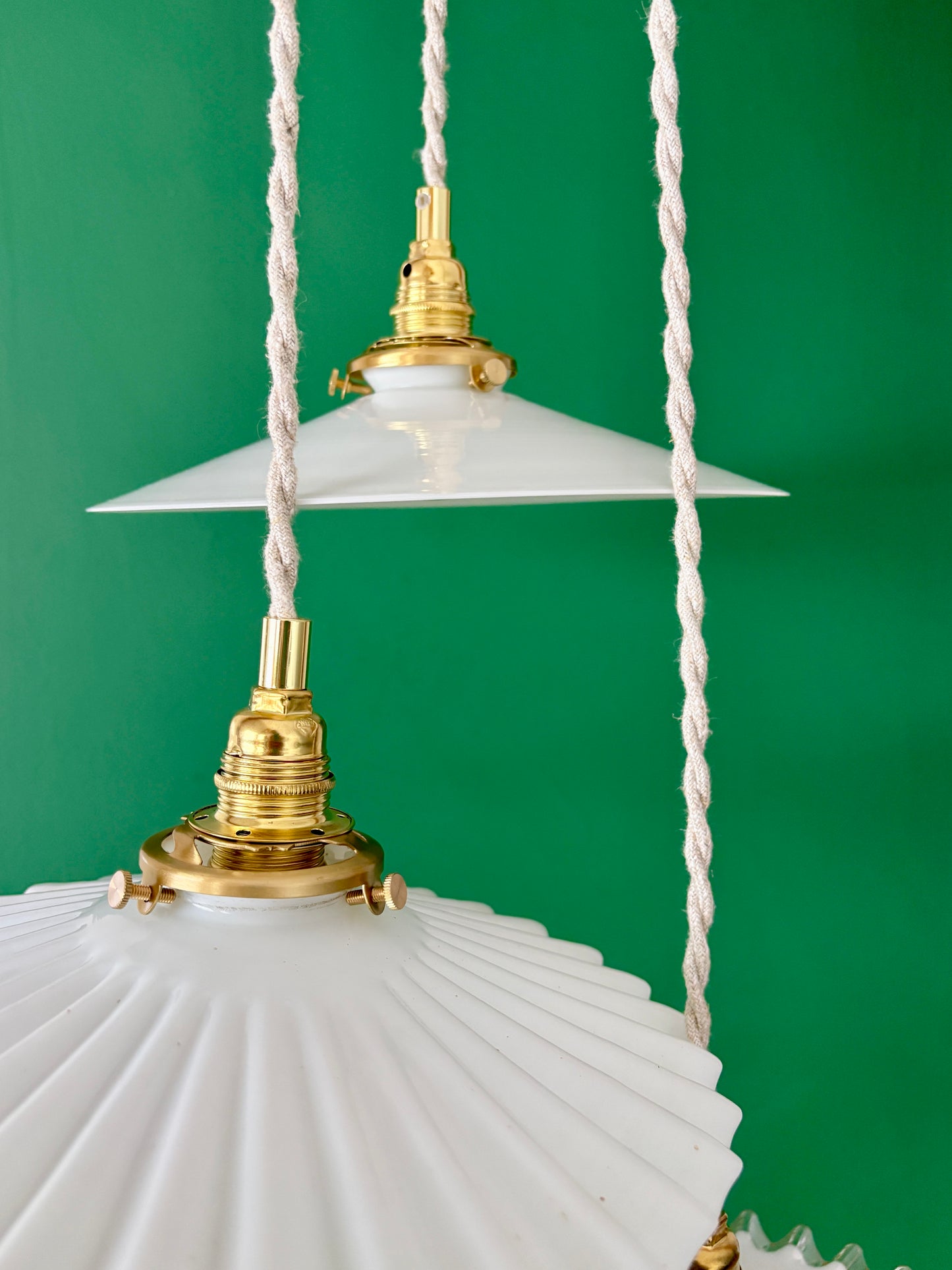 Suspension triple abat-jour vintage en opaline blanche