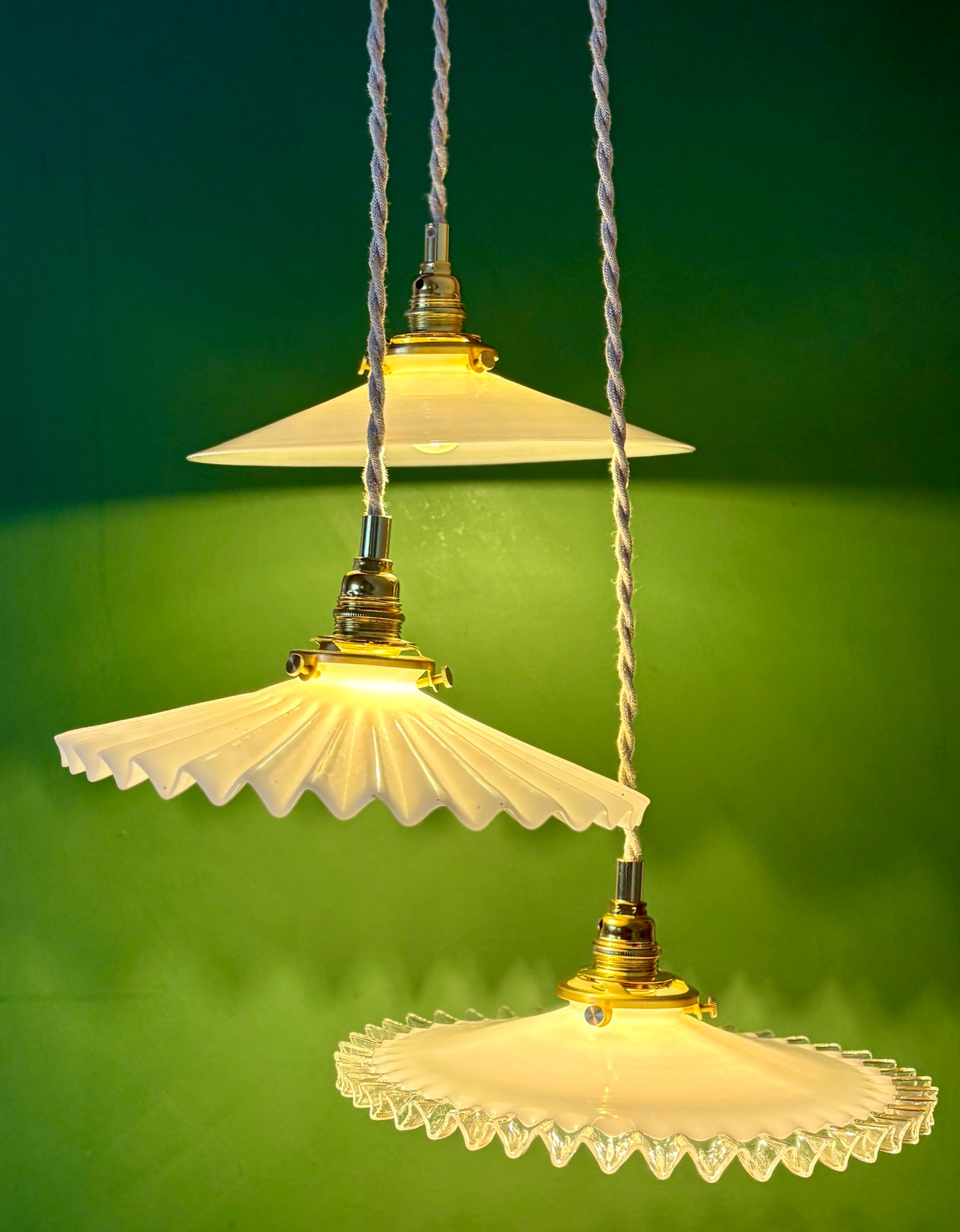 Suspension triple abat-jour vintage en opaline blanche