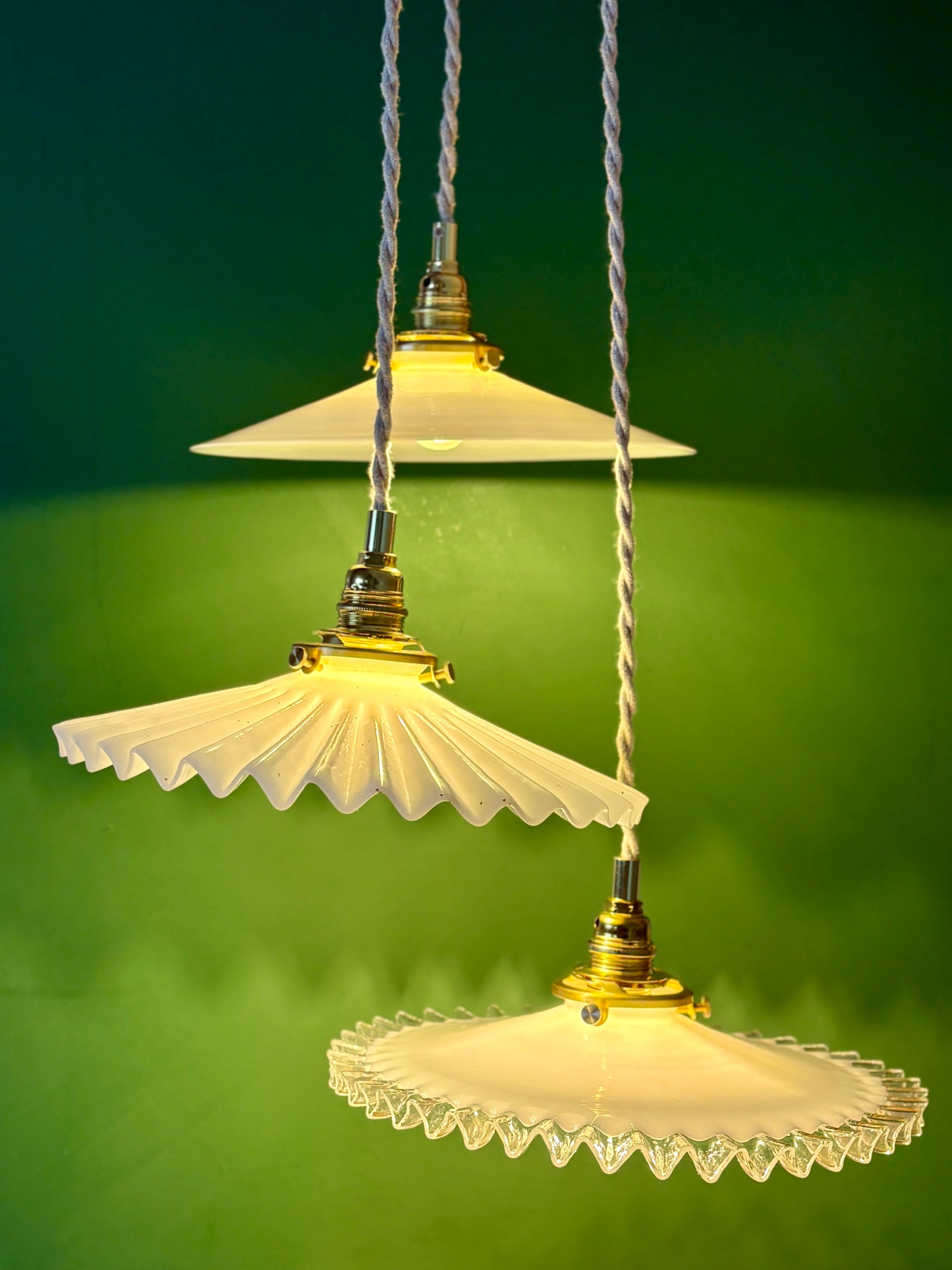 Suspension triple abat-jour vintage en opaline blanche