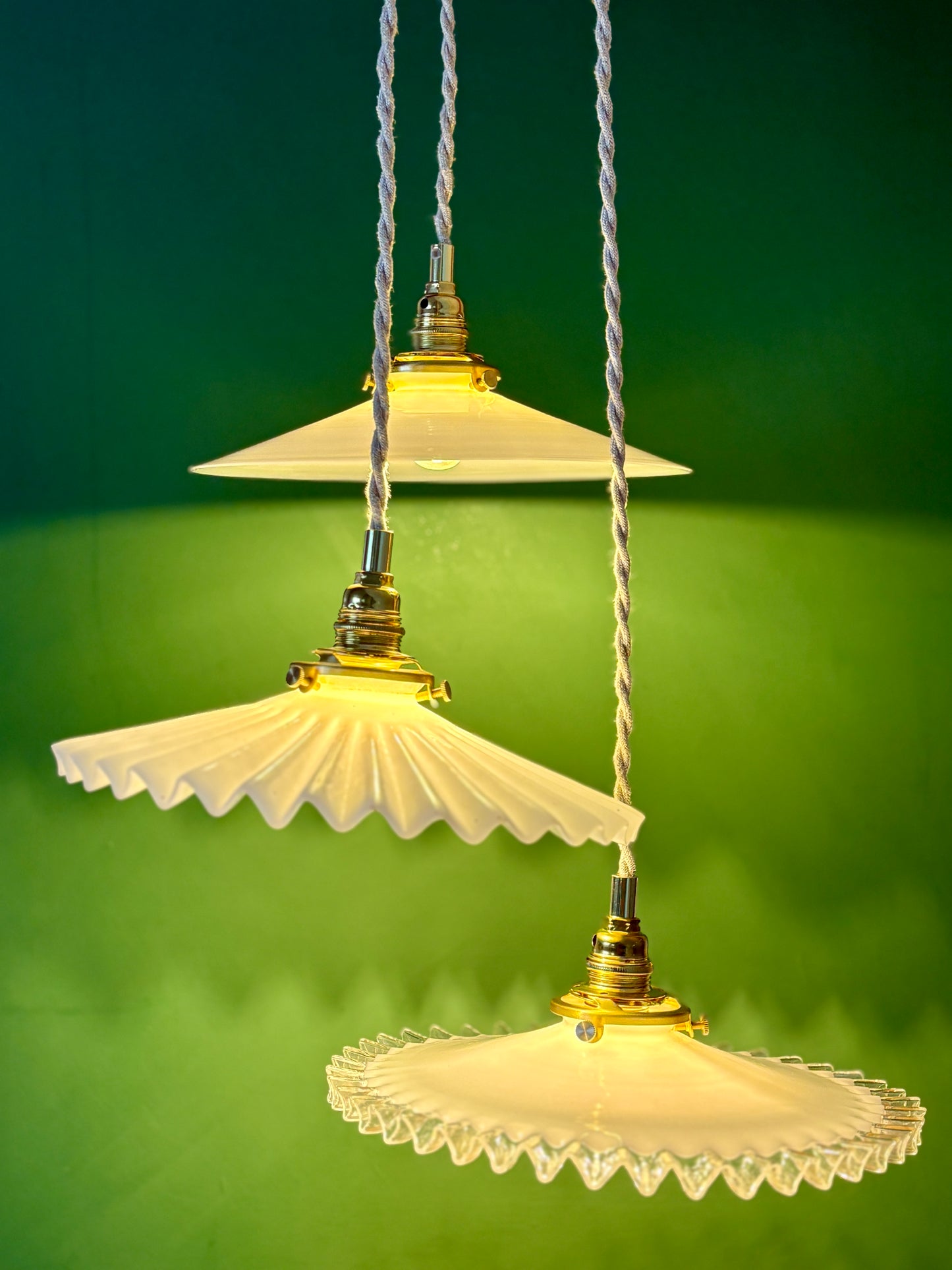 Suspension triple abat-jour vintage en opaline blanche