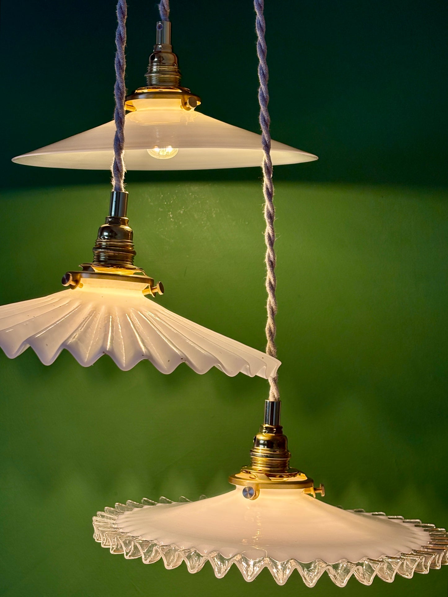 Suspension triple abat-jour vintage en opaline blanche
