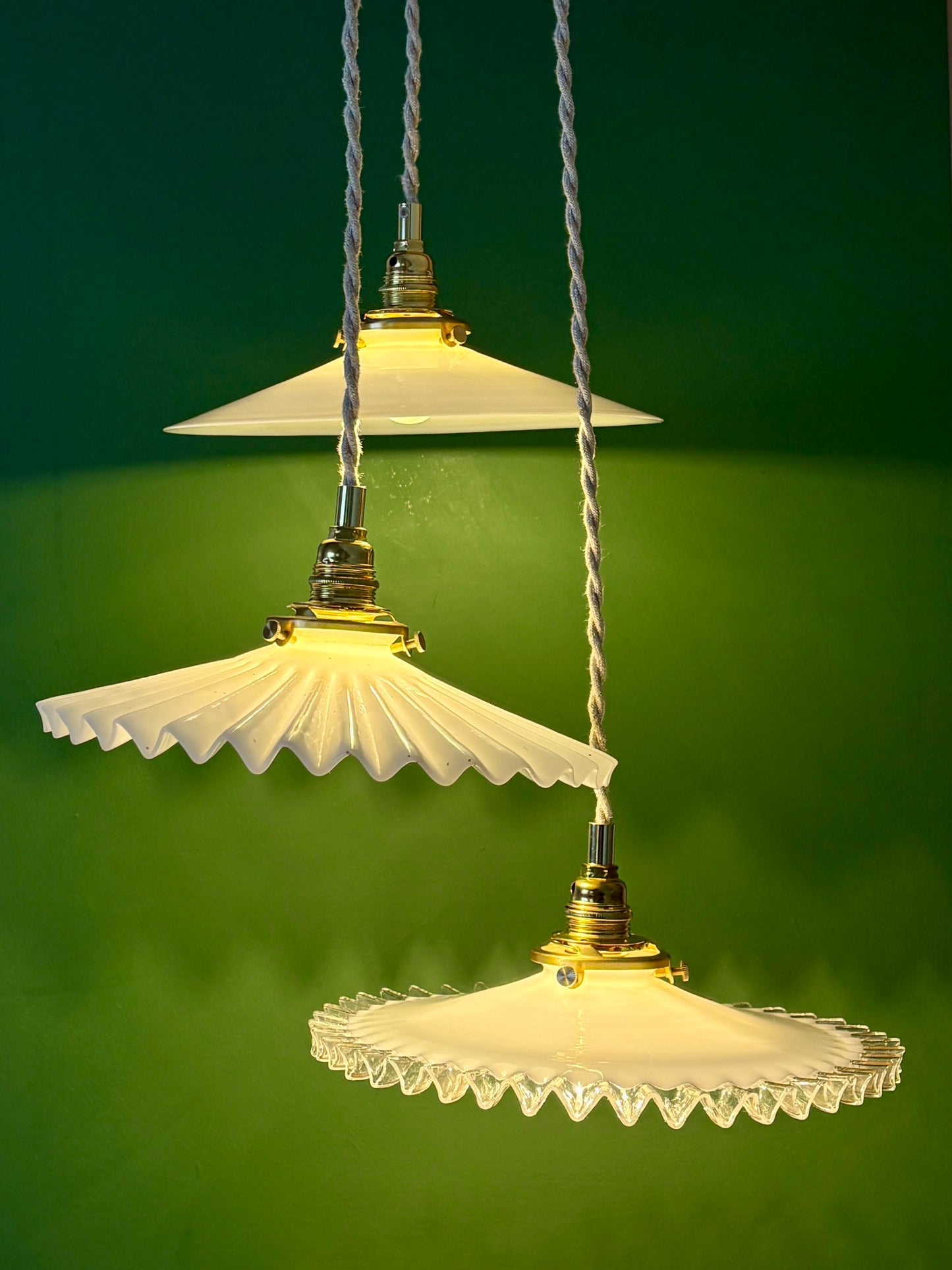 Suspension triple abat-jour vintage en opaline blanche