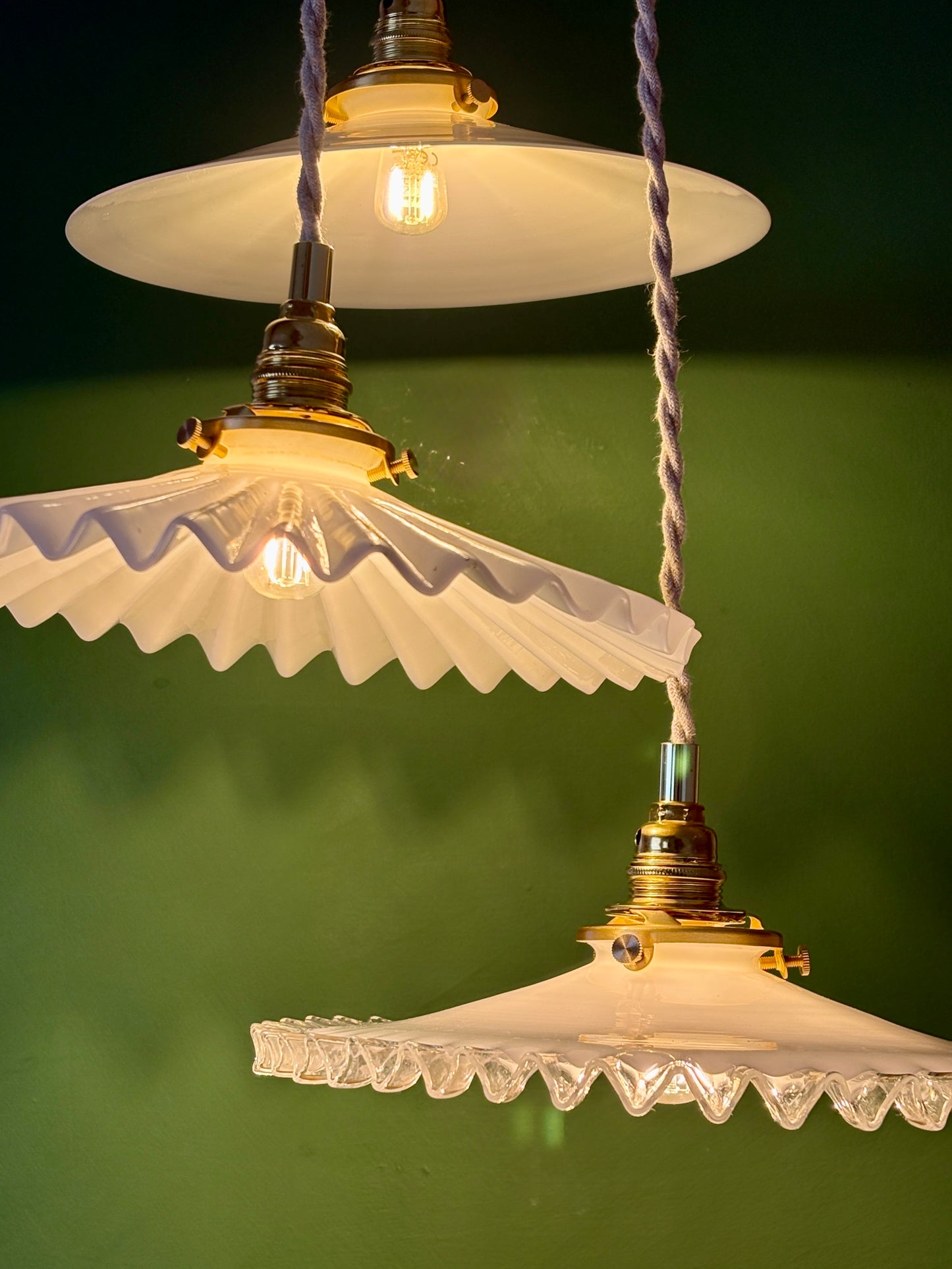 Suspension triple abat-jour vintage en opaline blanche