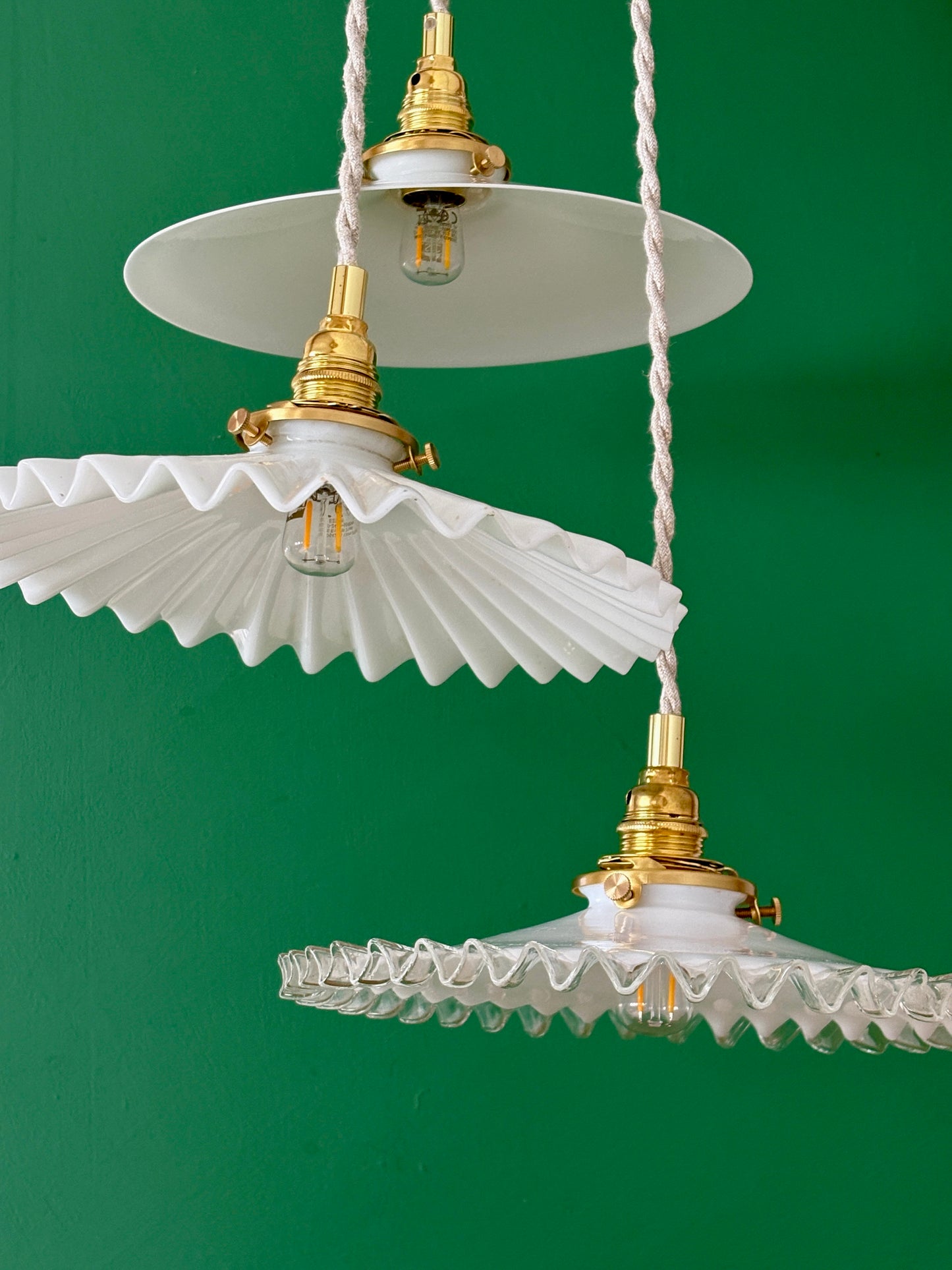 Suspension triple abat-jour vintage en opaline blanche