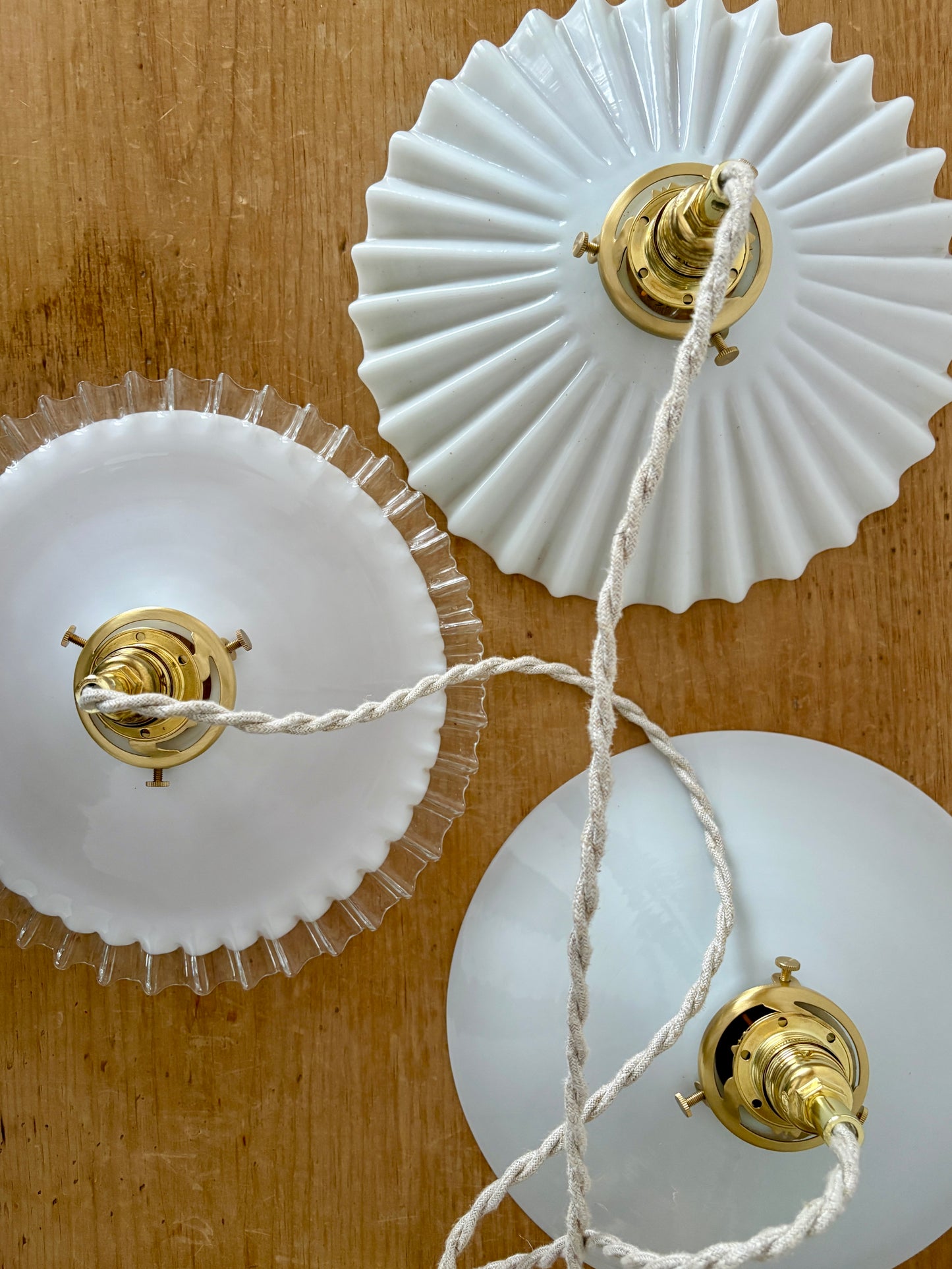 Suspension triple abat-jour vintage en opaline blanche