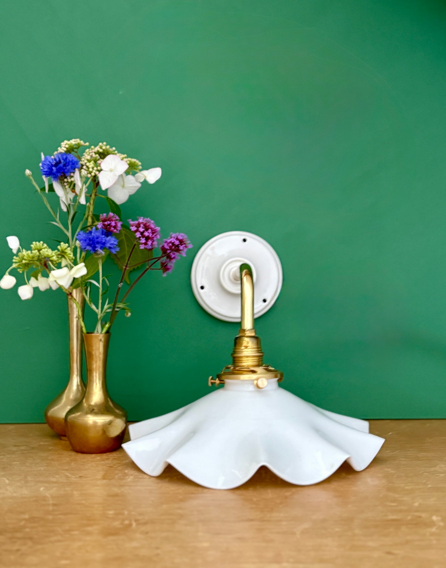 Applique coudée abat-jour vintage en opaline blanche