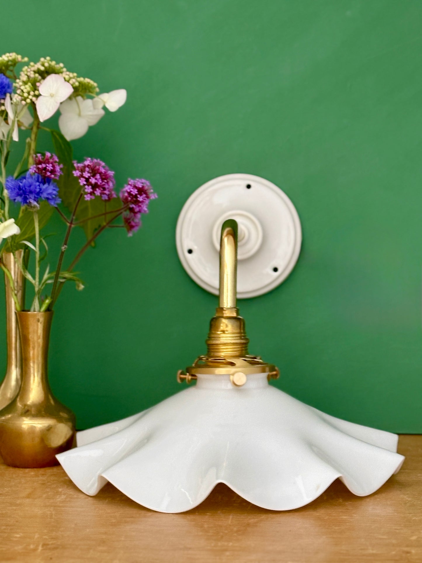 Applique coudée abat-jour vintage en opaline blanche