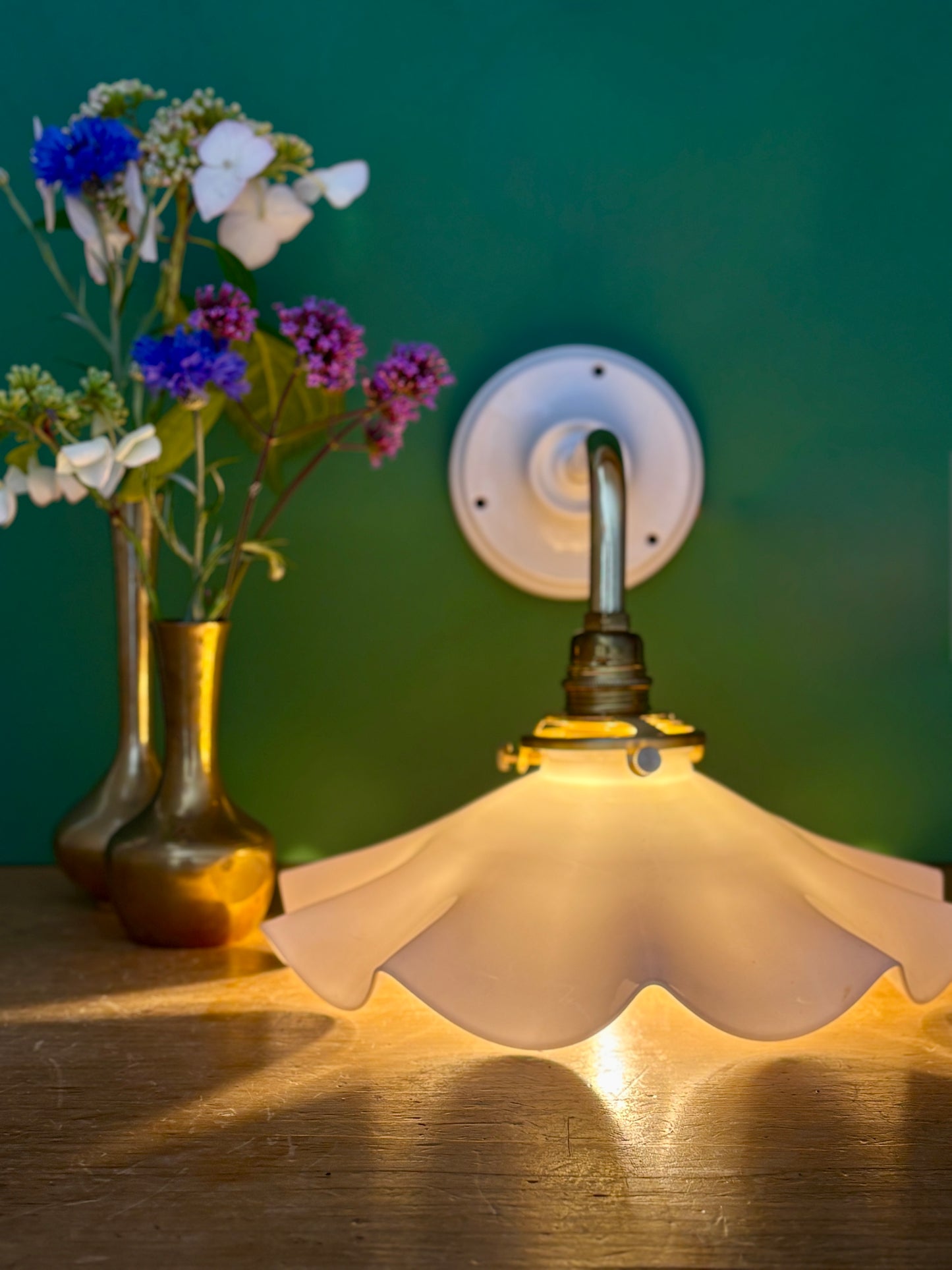Applique coudée abat-jour vintage en opaline blanche