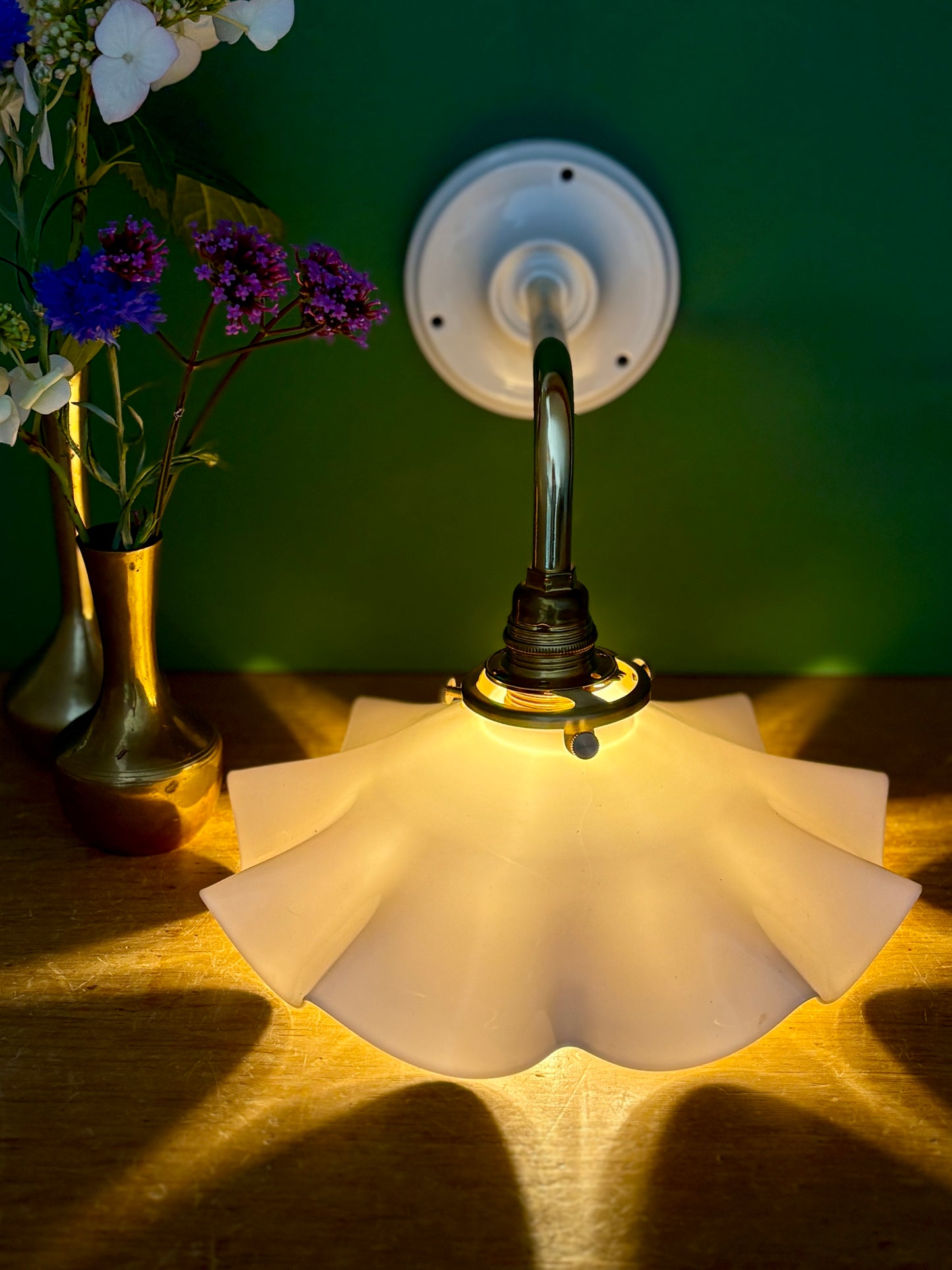 Applique coudée abat-jour vintage en opaline blanche
