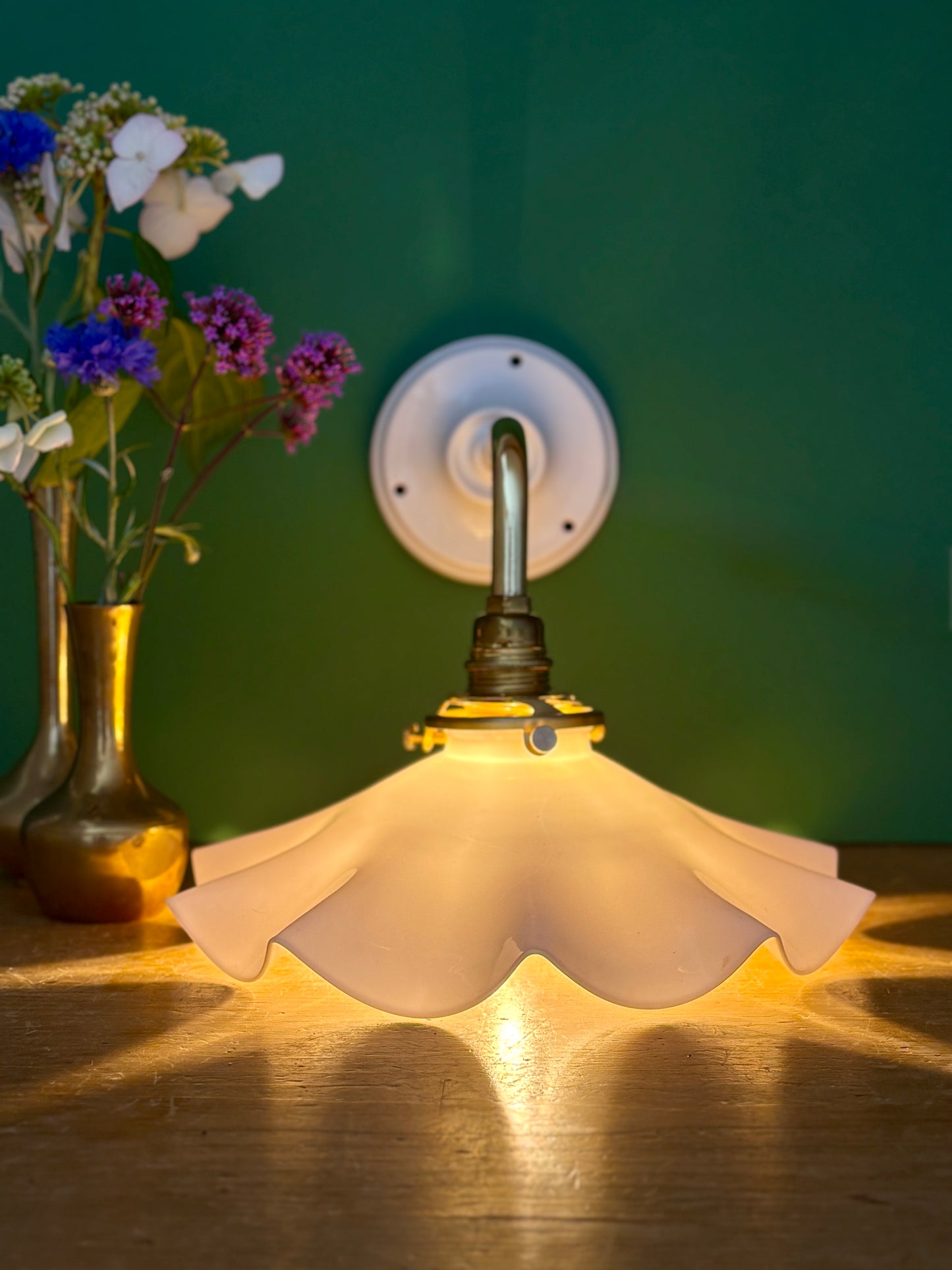 Applique coudée abat-jour vintage en opaline blanche
