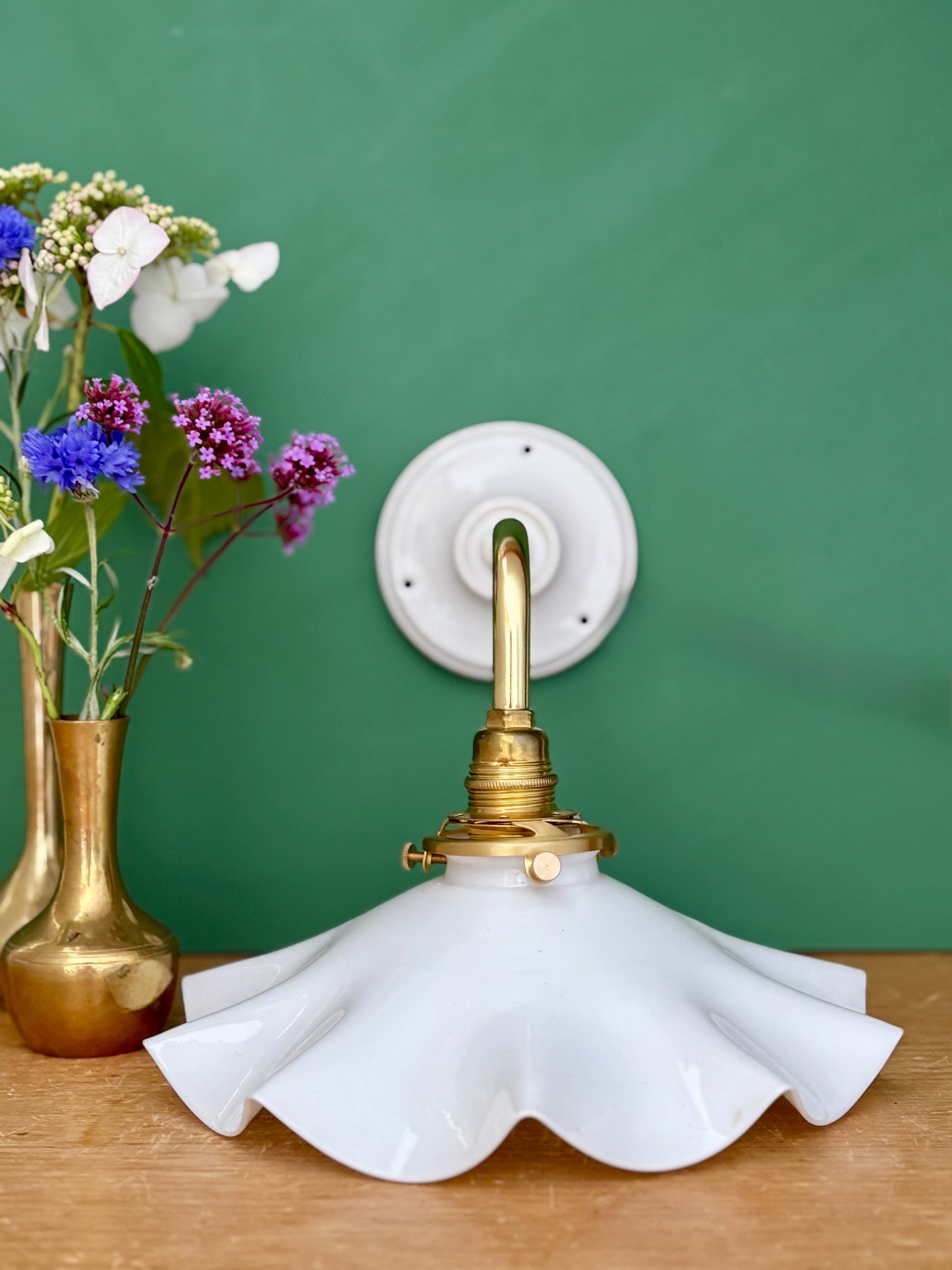 Applique coudée abat-jour vintage en opaline blanche