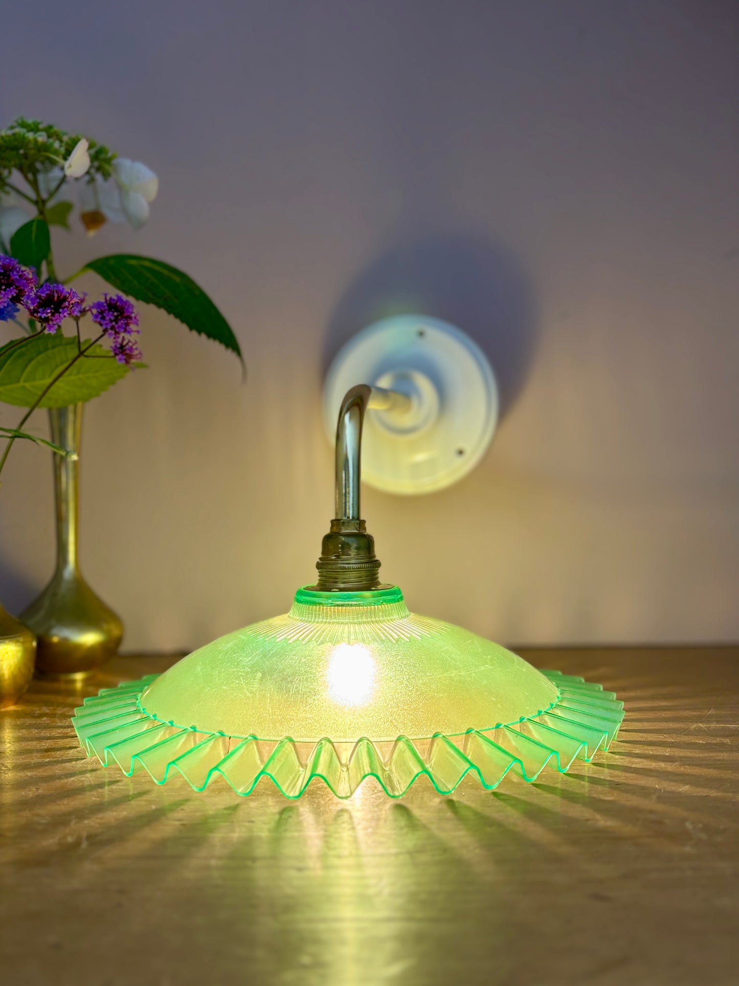 Applique coudée abat-jour vintage en plastique vert