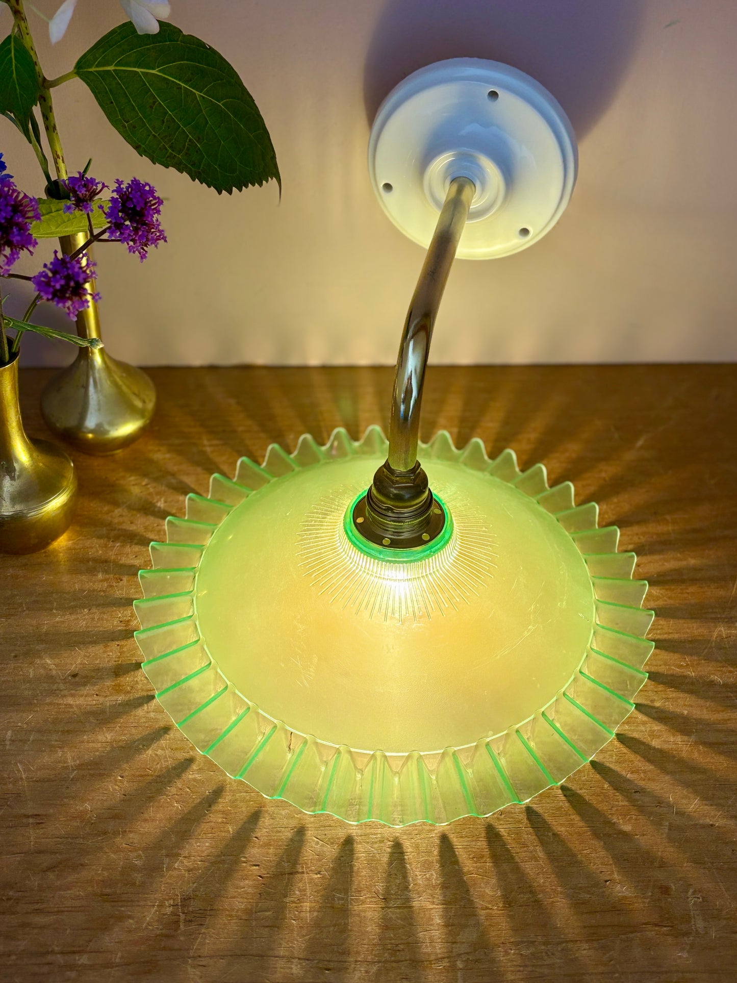 Applique coudée abat-jour vintage en plastique vert