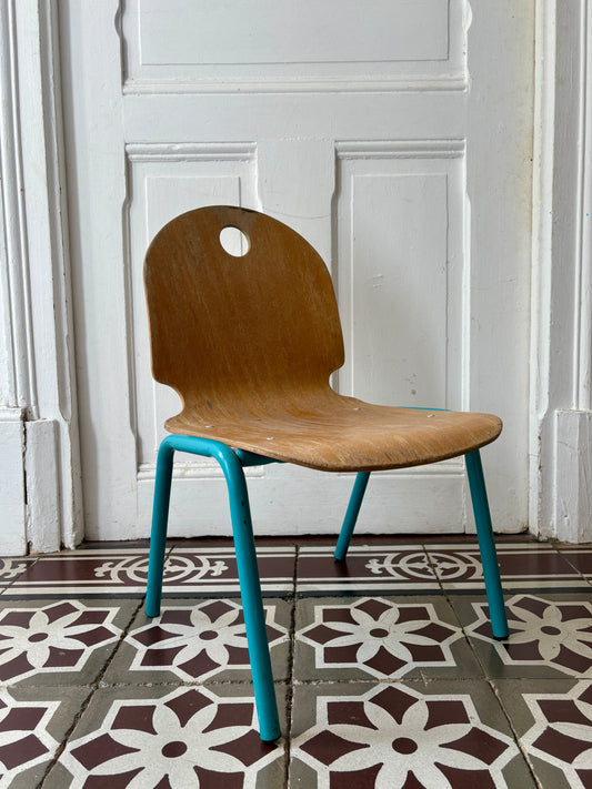 Ancienne chaise d'école pour enfant