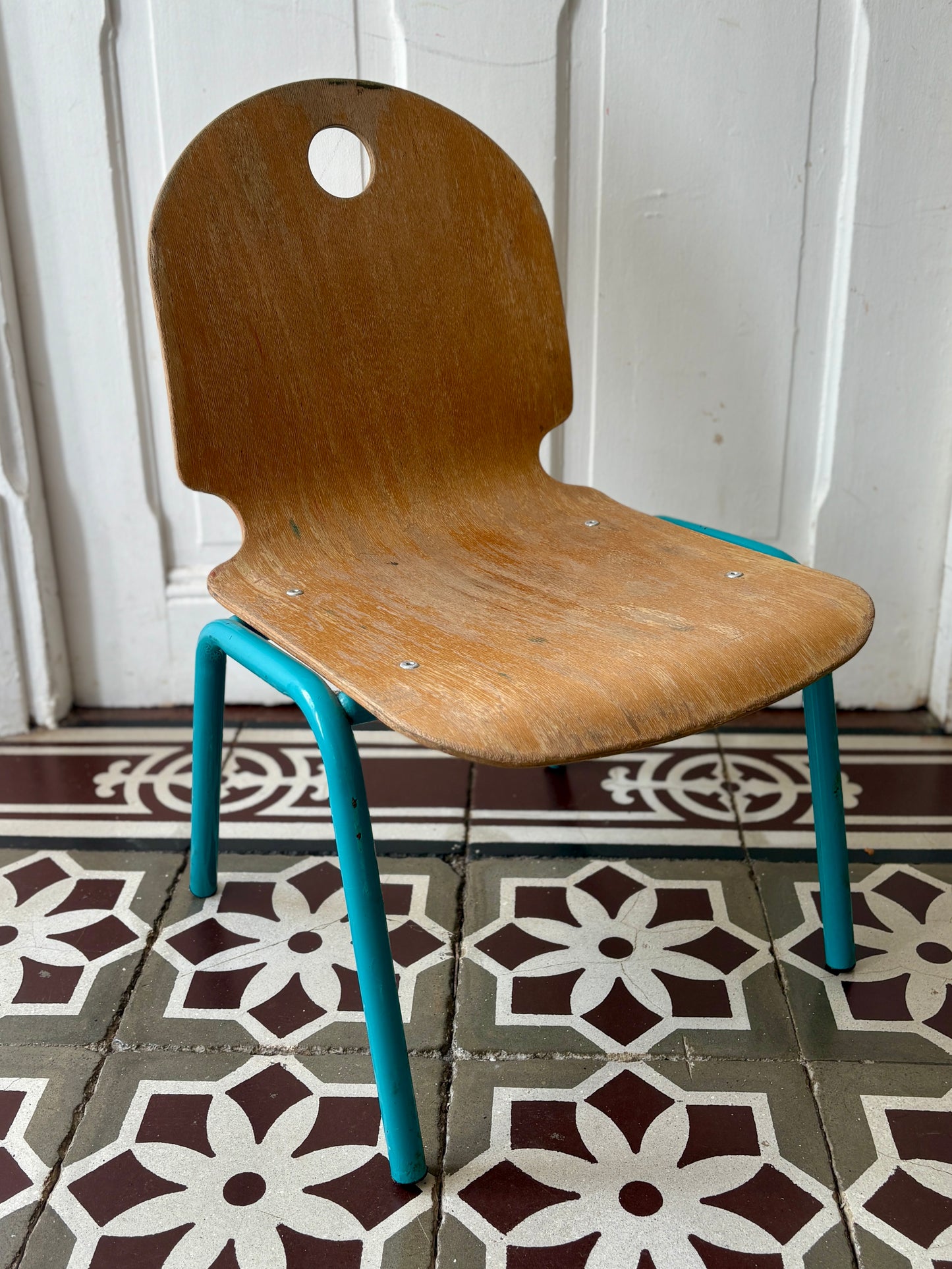 Ancienne chaise d'école pour enfant