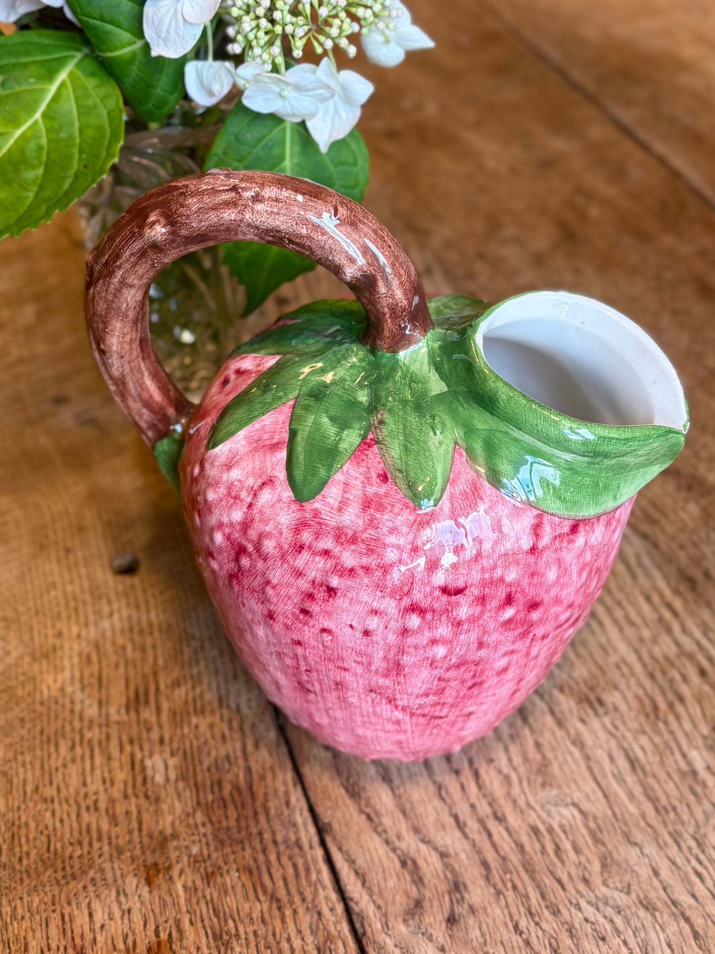 Pichet en céramique en forme de fraise