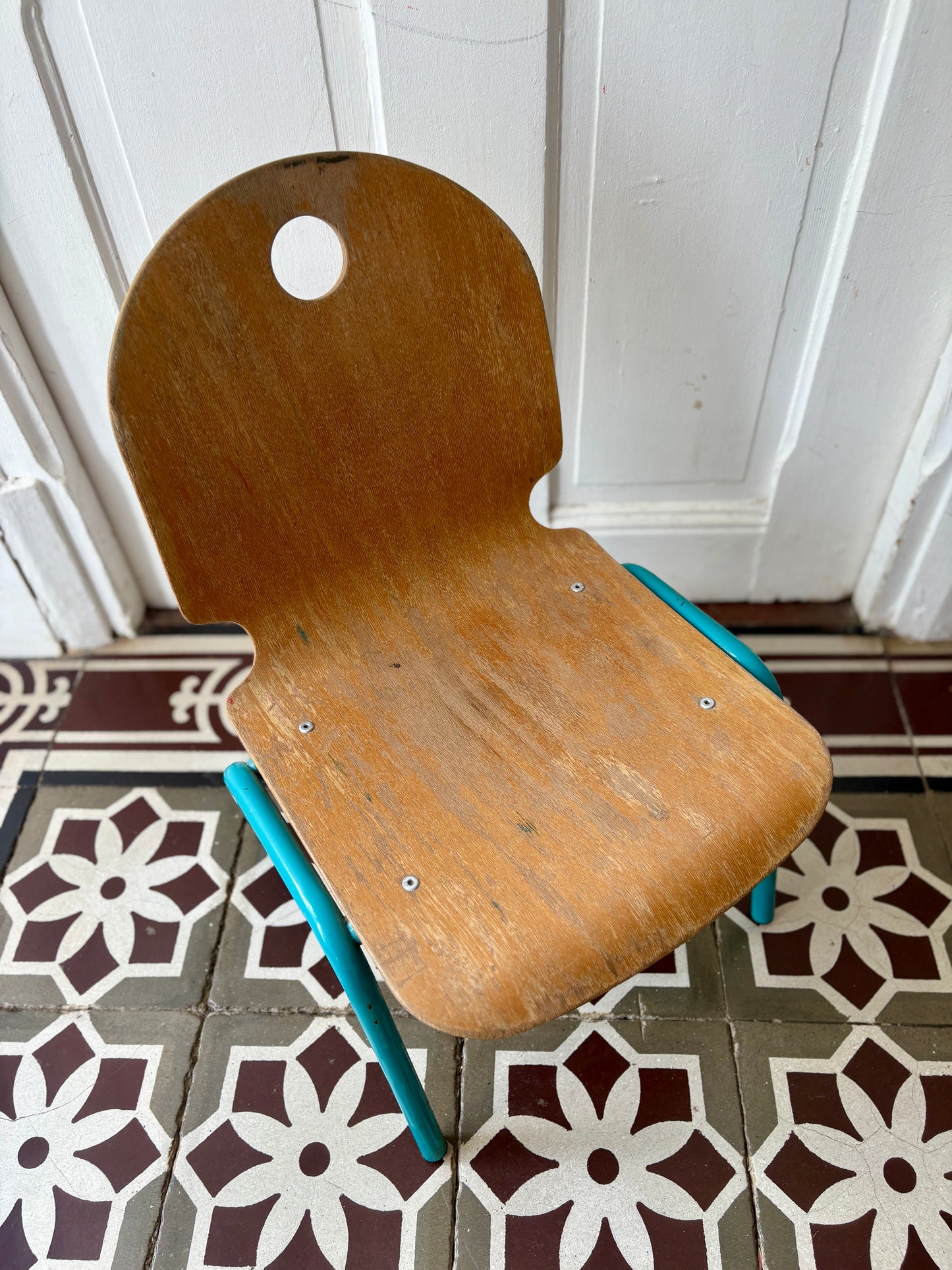 Ancienne chaise d'école pour enfant