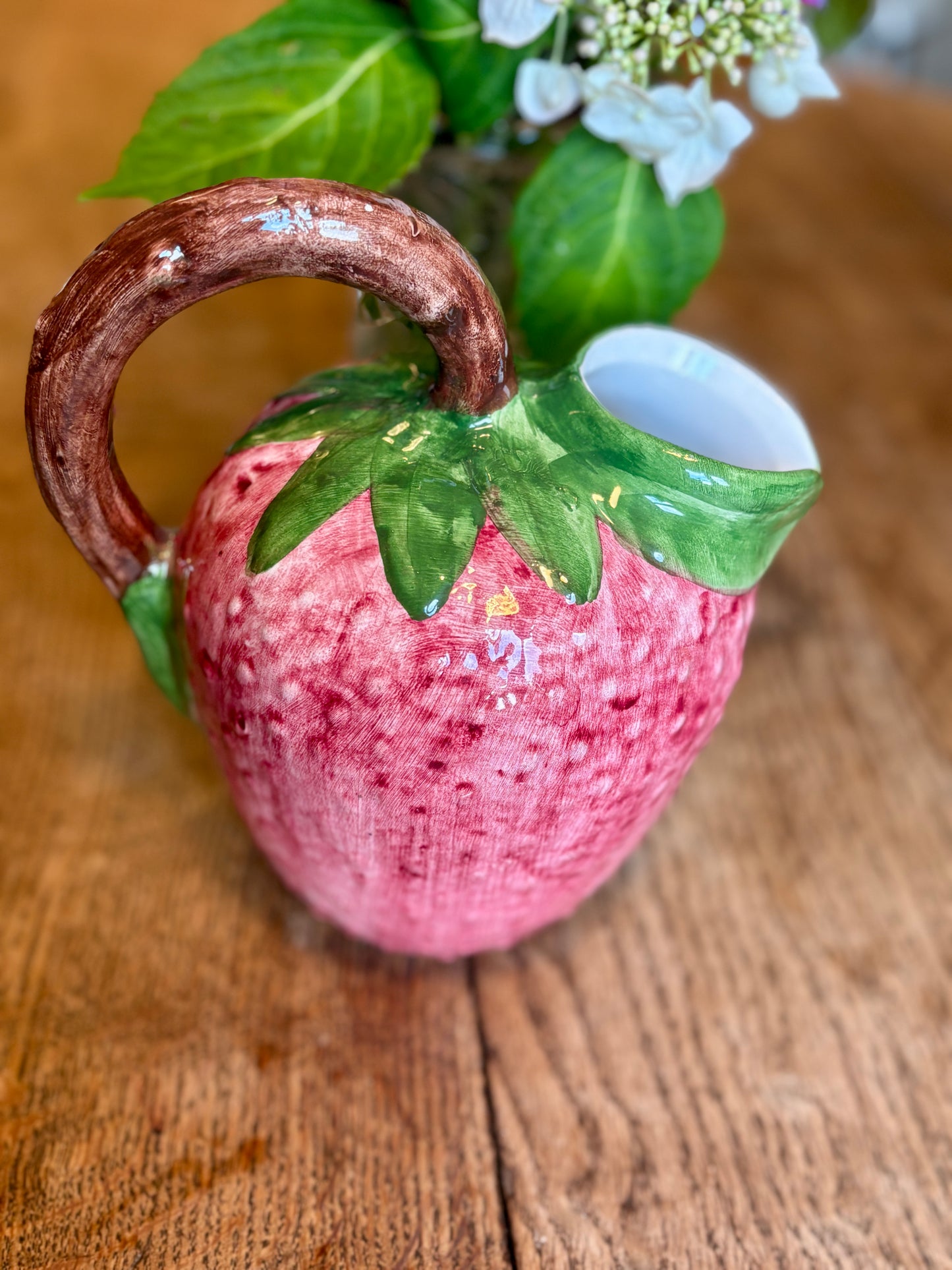 Pichet en céramique en forme de fraise