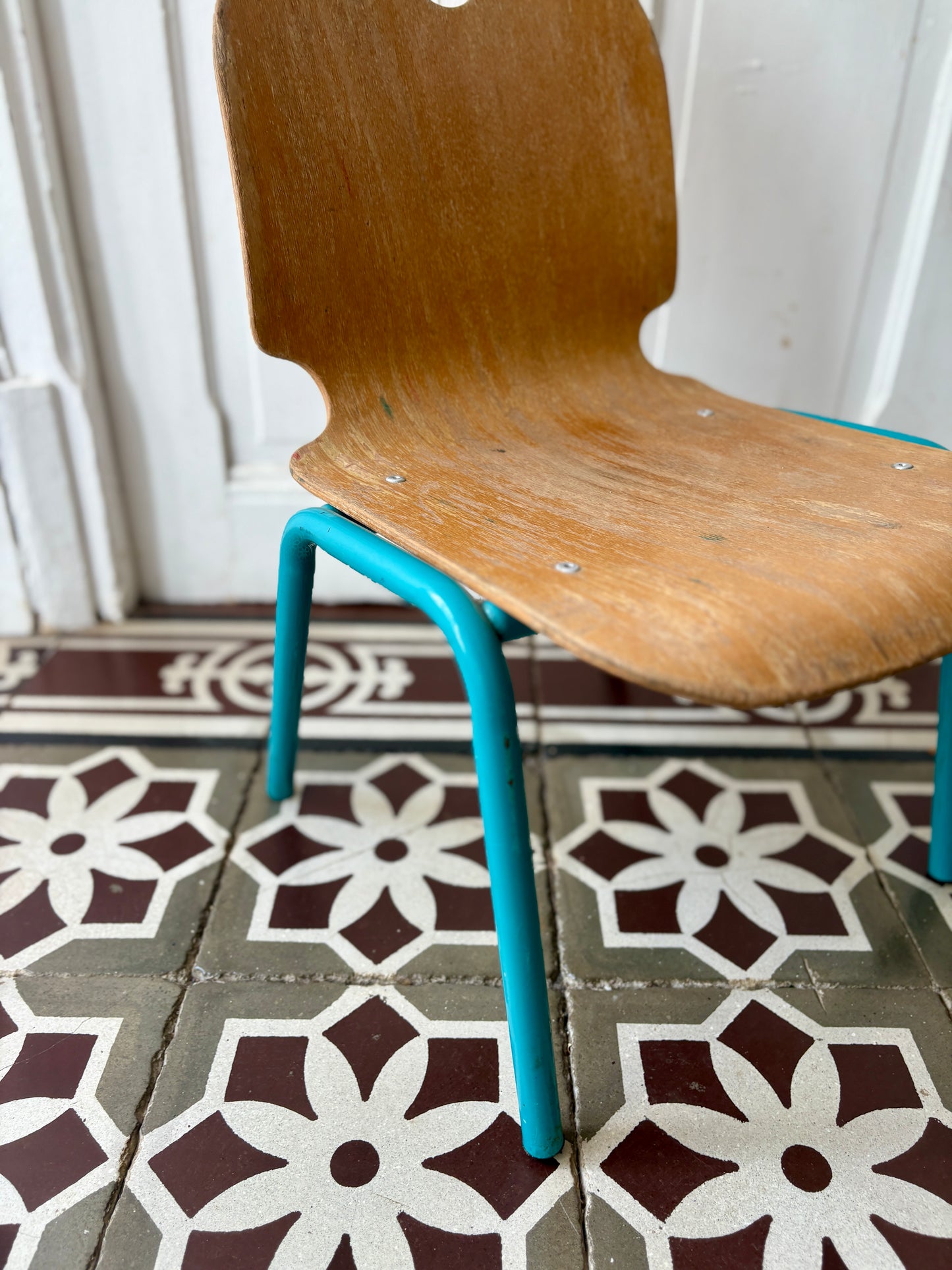 Ancienne chaise d'école pour enfant