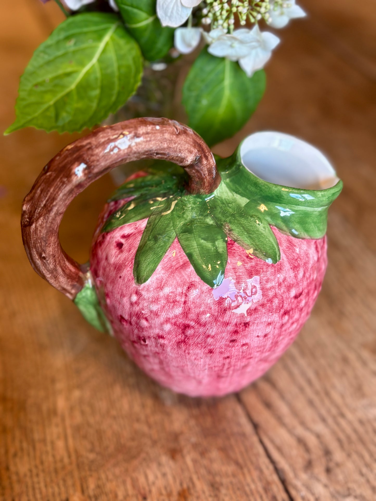 Pichet en céramique en forme de fraise