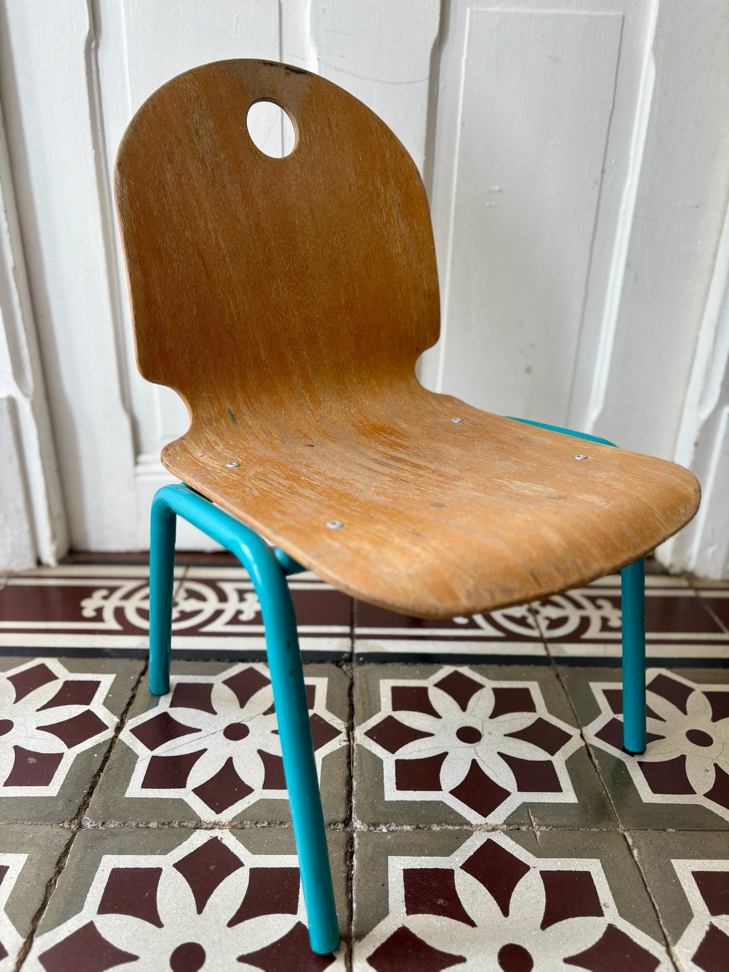 Ancienne chaise d'école pour enfant
