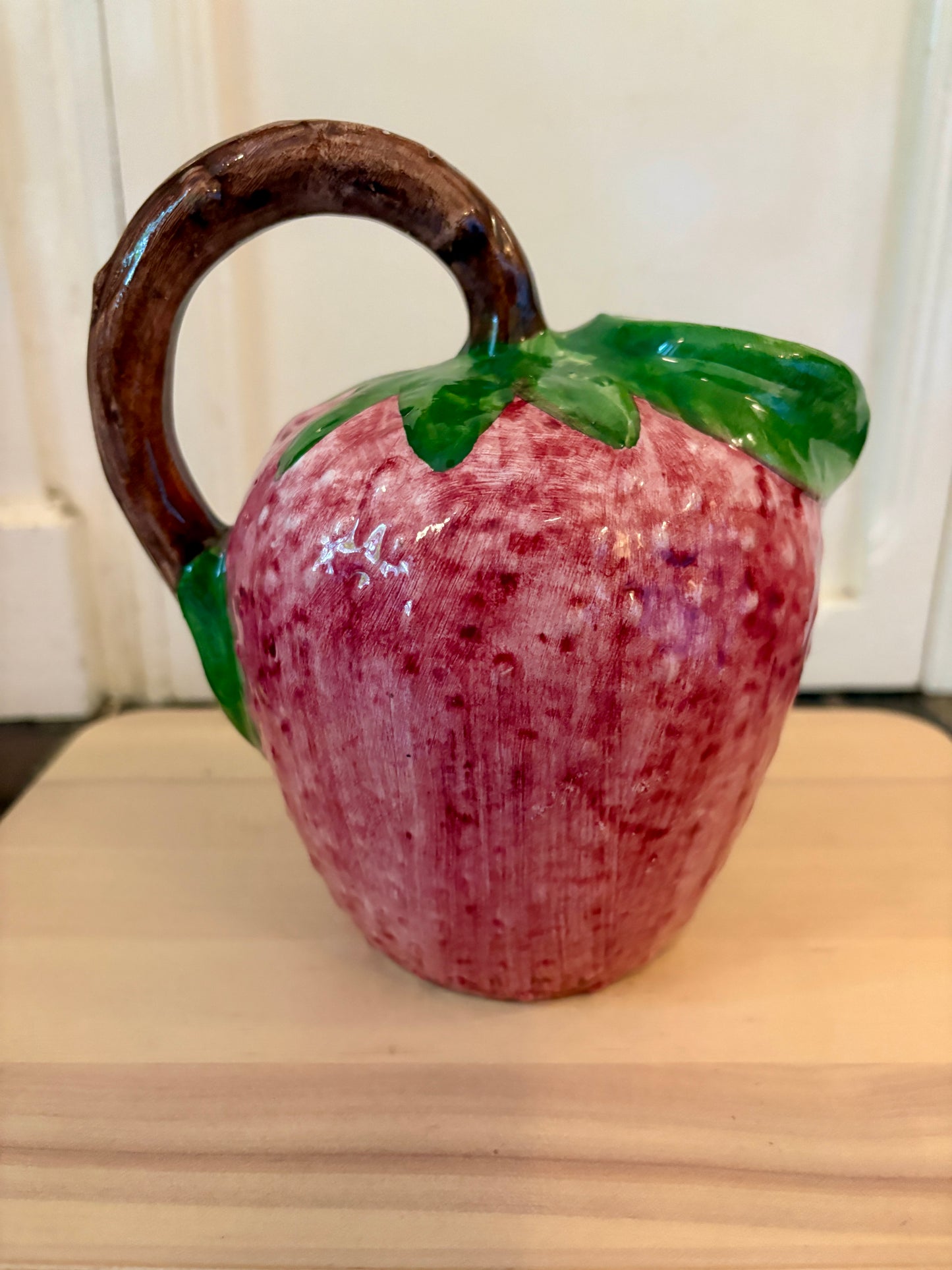 Pichet en céramique en forme de fraise
