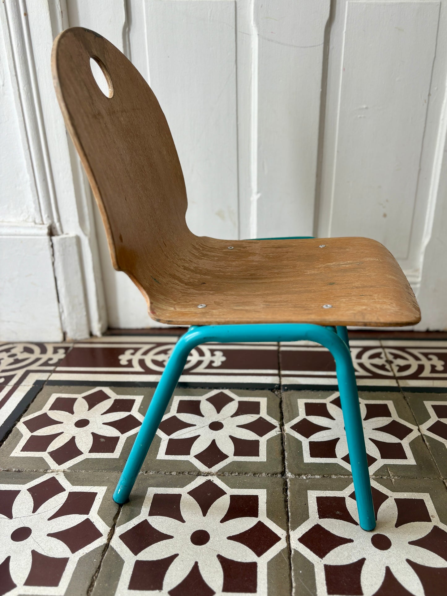Ancienne chaise d'école pour enfant