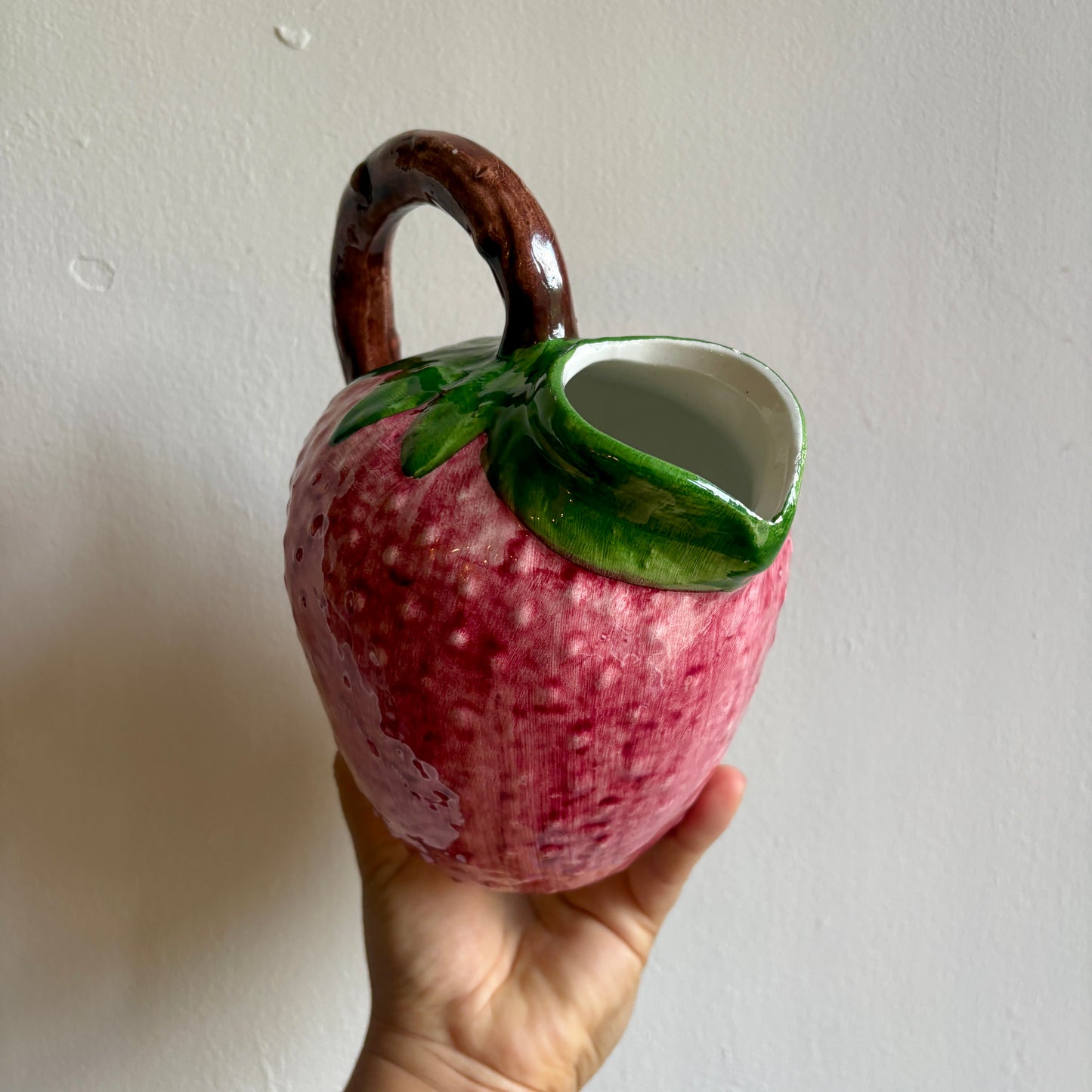 Pichet en céramique en forme de fraise