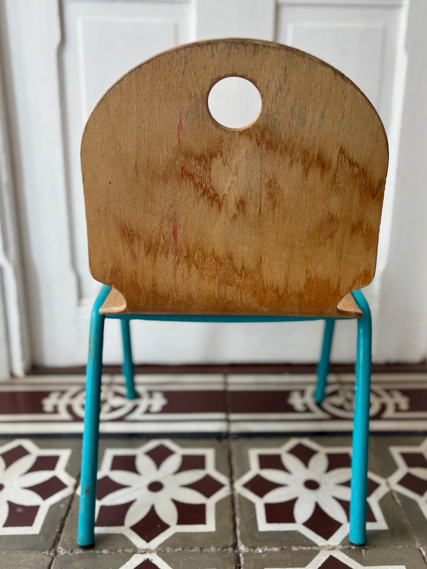 Ancienne chaise d'école pour enfant