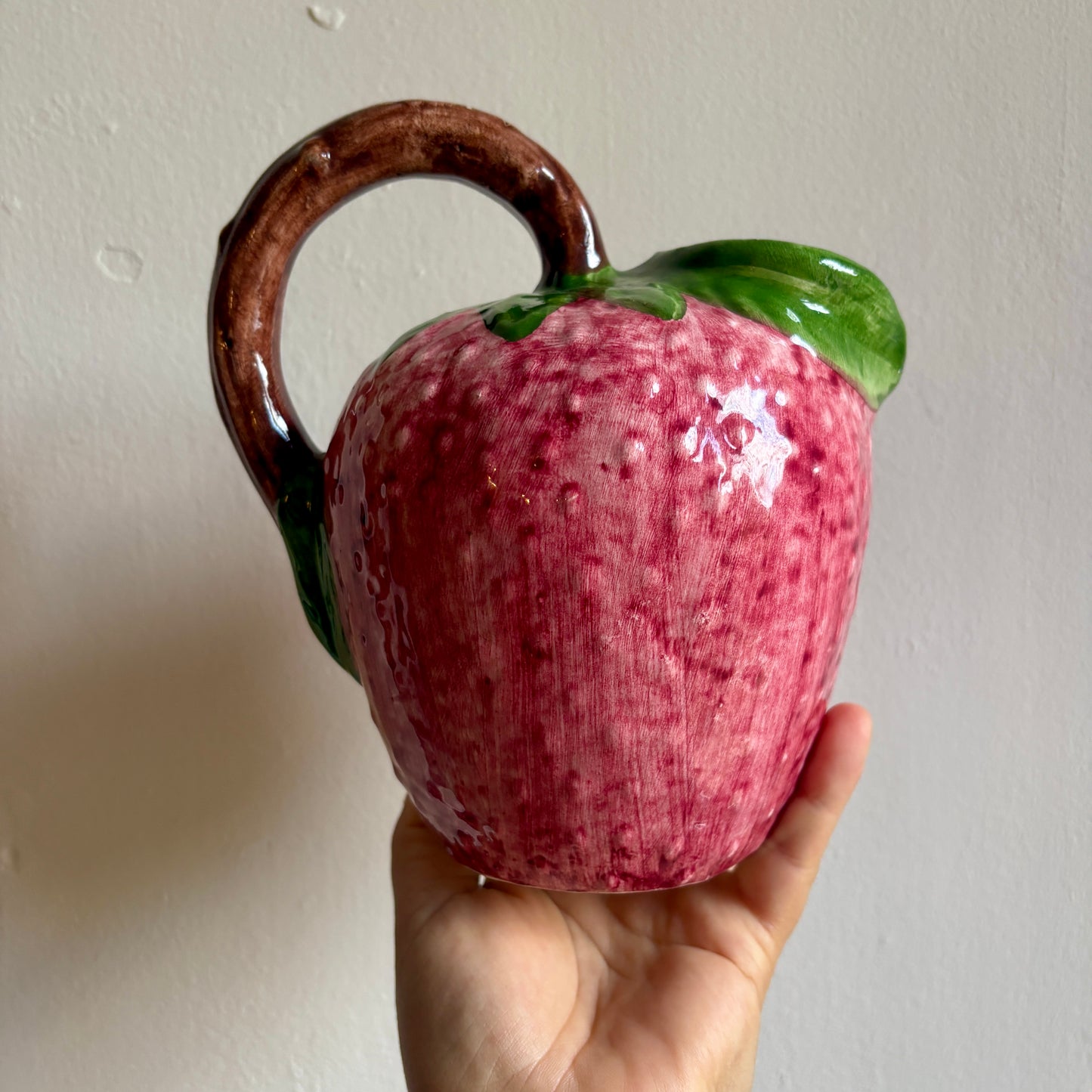 Pichet en céramique en forme de fraise