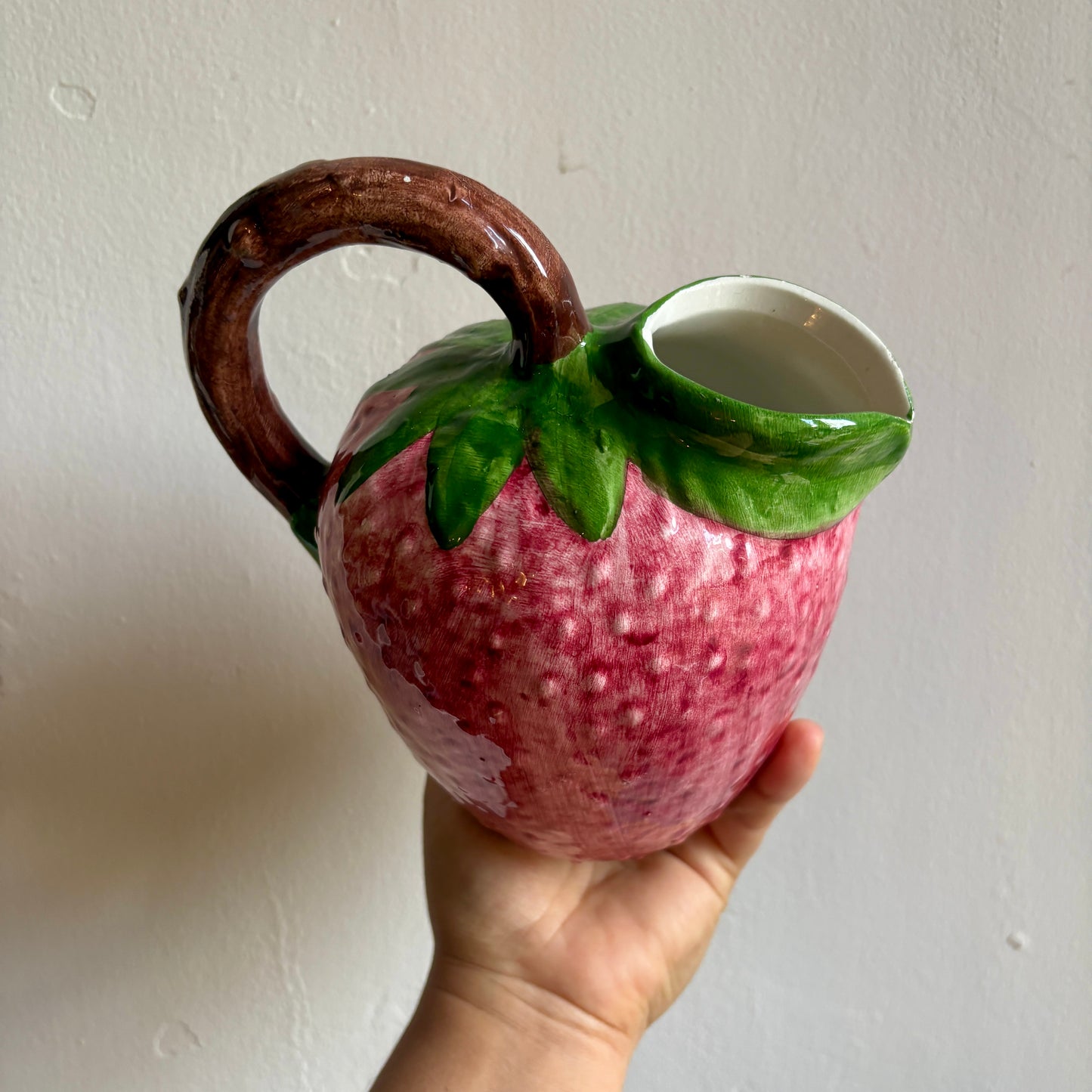 Pichet en céramique en forme de fraise