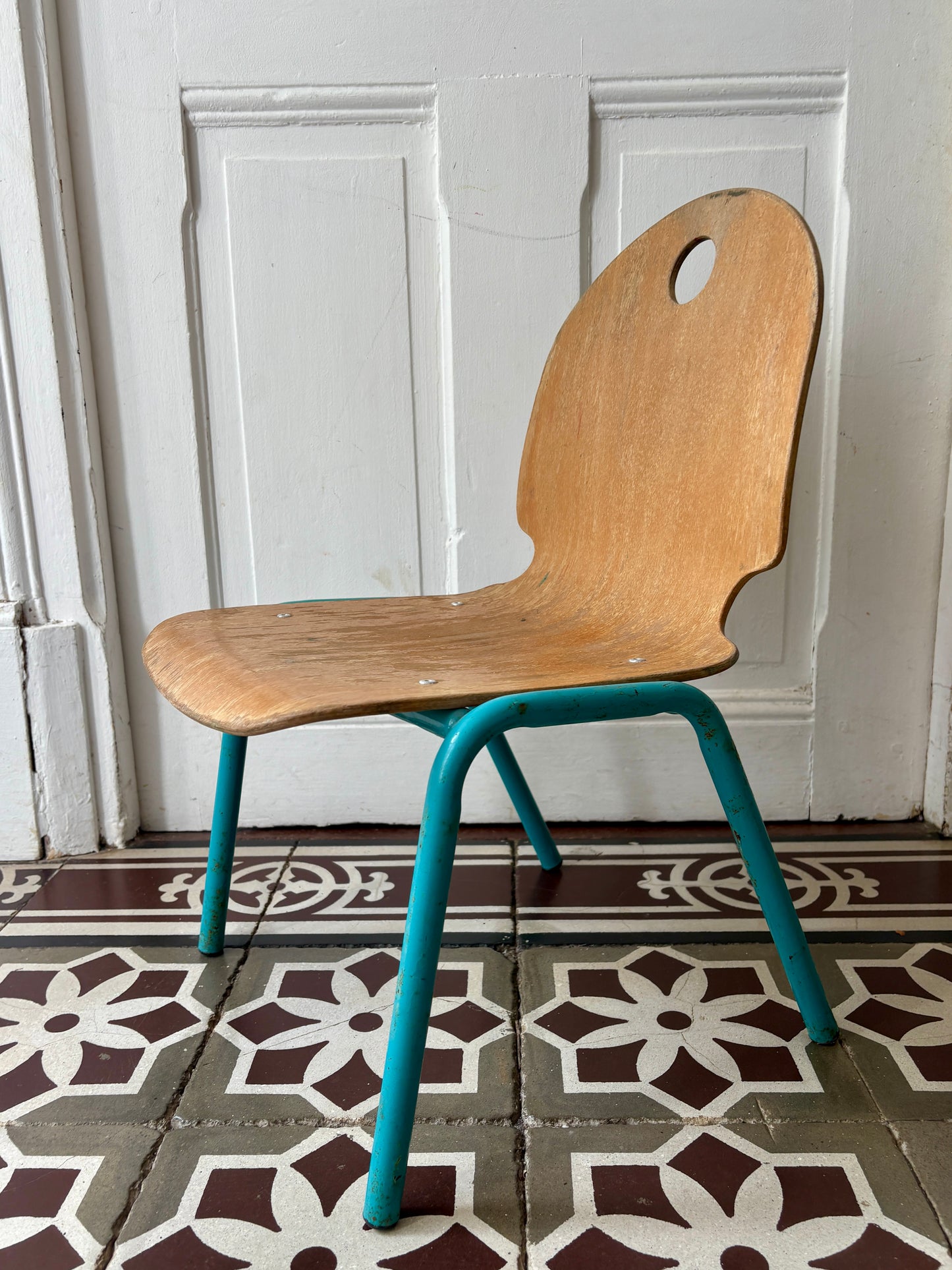 Ancienne chaise d'école pour enfant