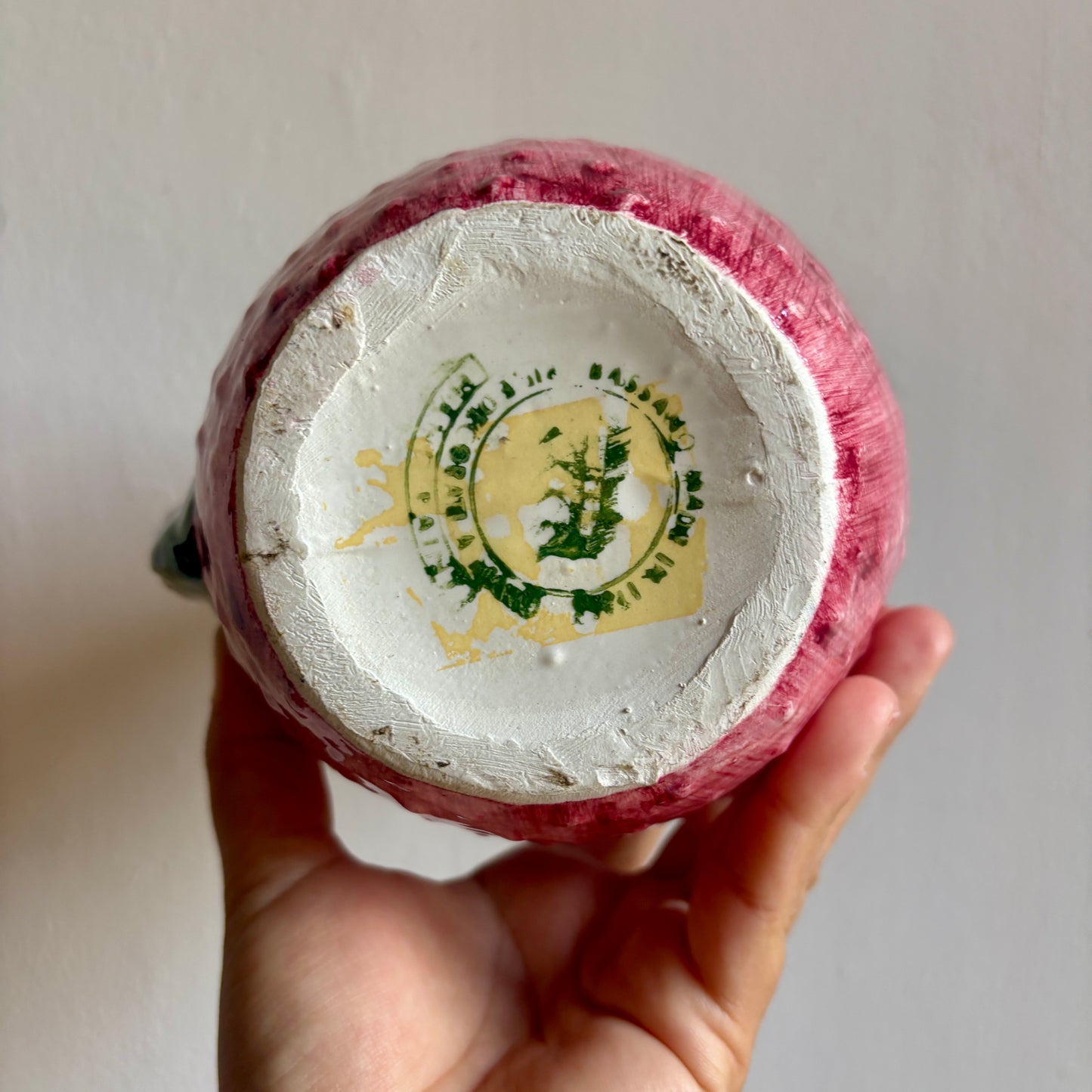 Pichet en céramique en forme de fraise