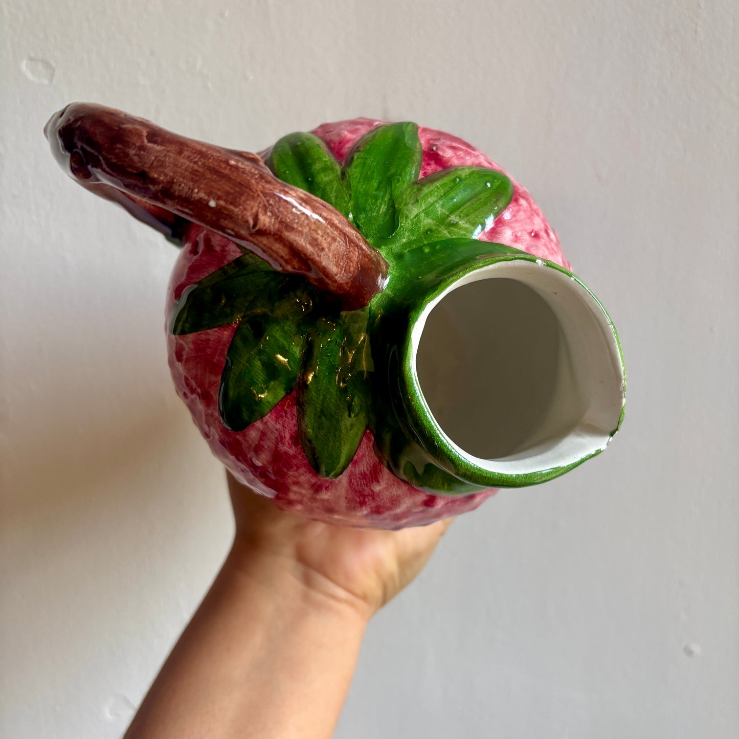Pichet en céramique en forme de fraise