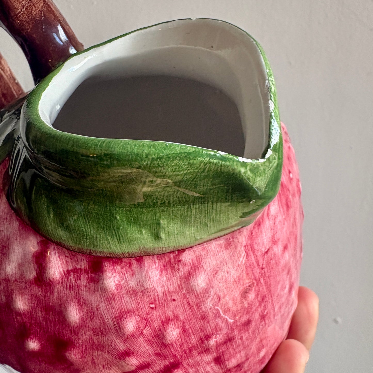 Pichet en céramique en forme de fraise