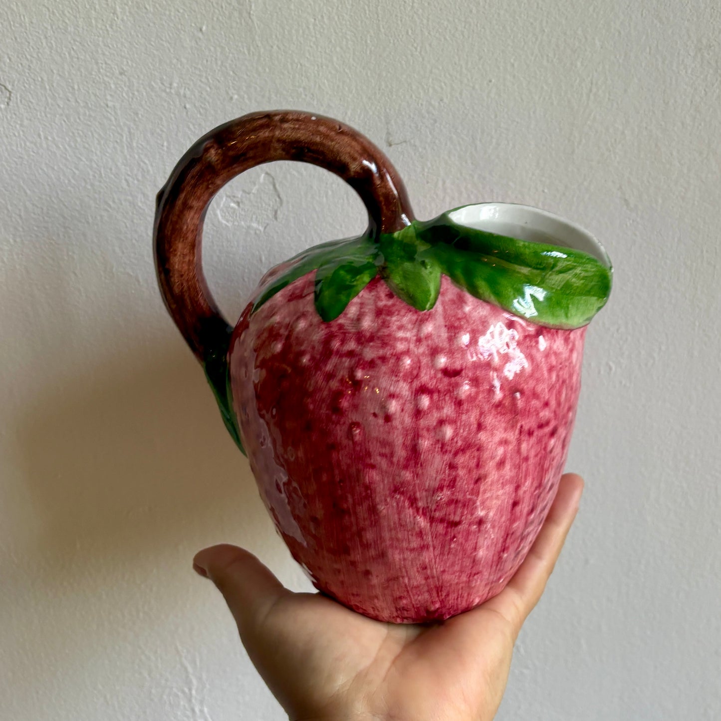 Pichet en céramique en forme de fraise