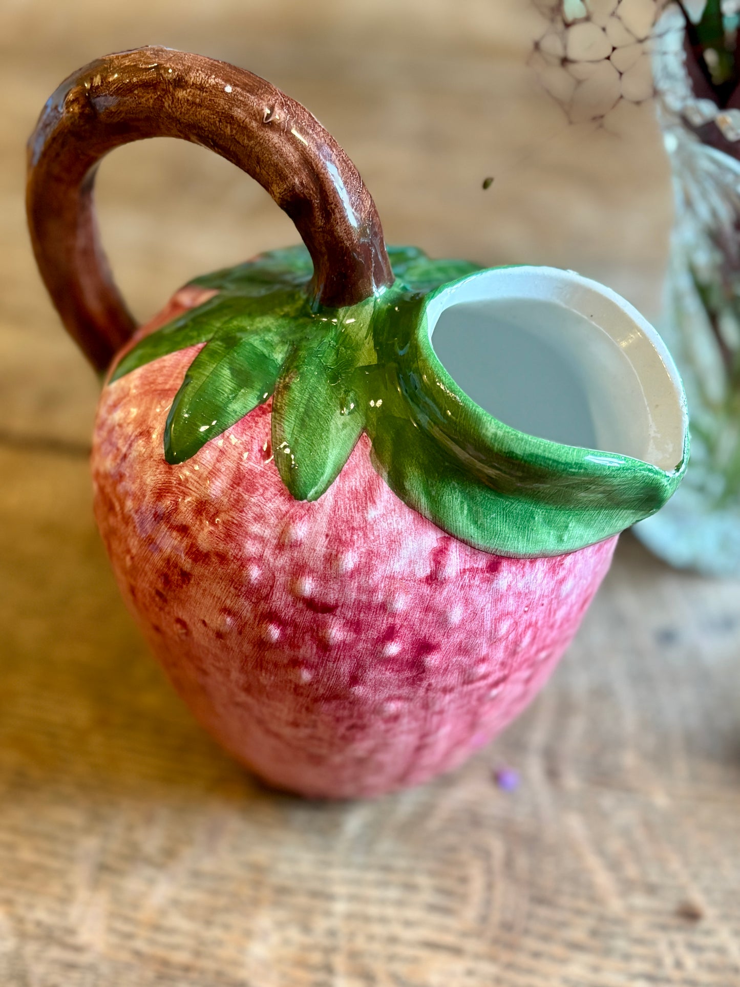 Pichet en céramique en forme de fraise