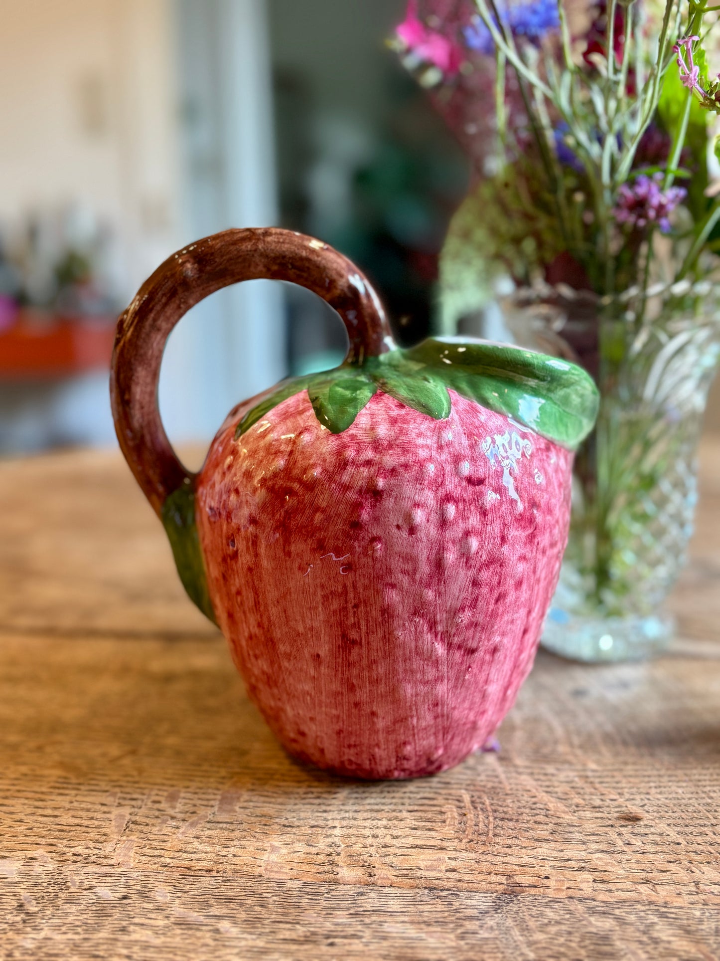 Pichet en céramique en forme de fraise